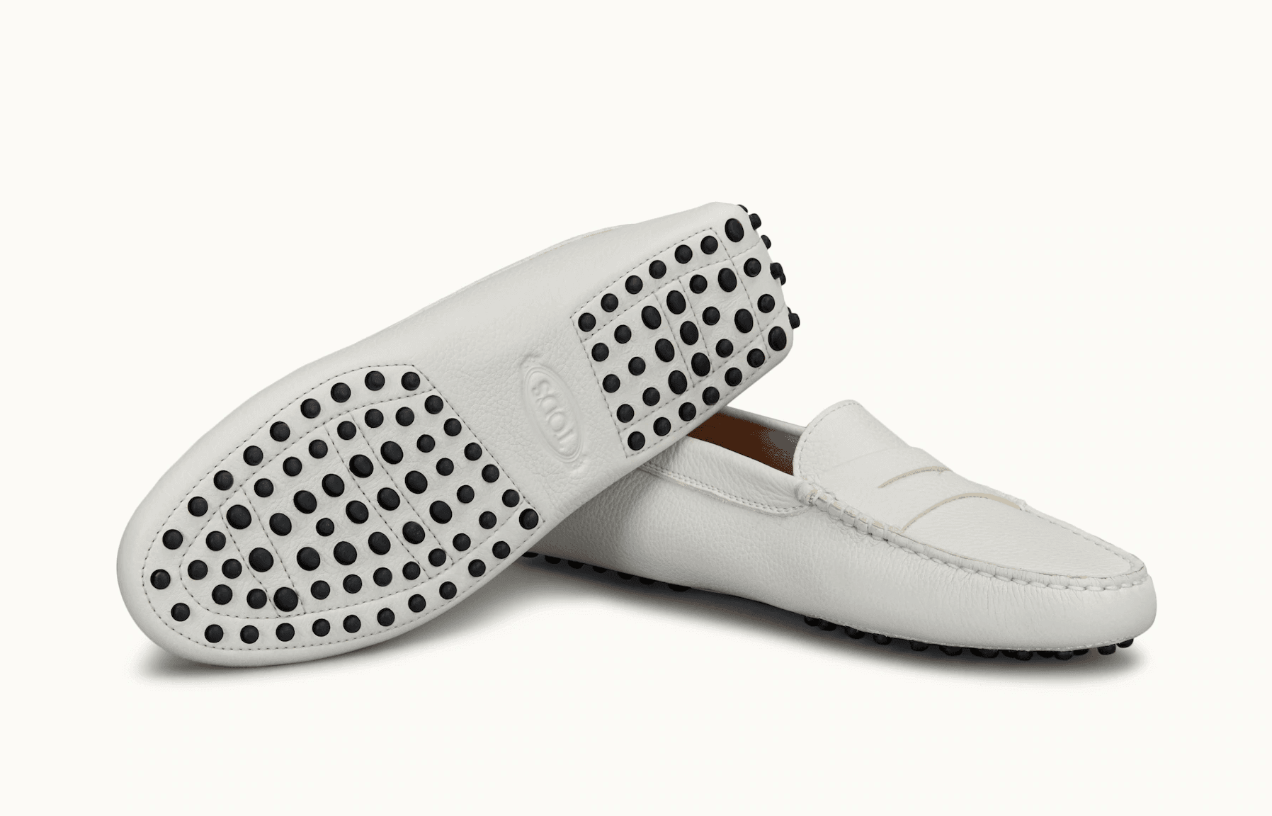 TOD’S白色皮革豆豆鞋，NT17,400。（迪生提供）