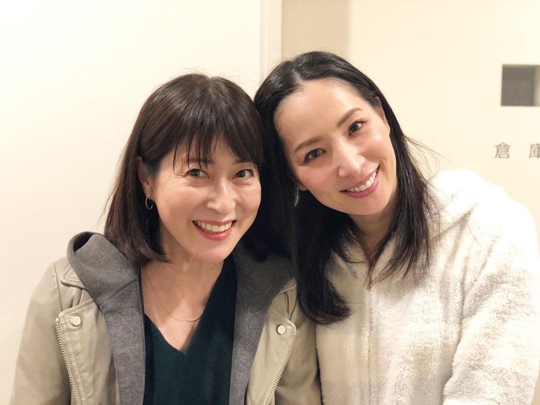 岡江久美子（左）在2月時曾去看好友真飛聖的舞台劇，兩人開心合照。（翻攝真飛聖IG）