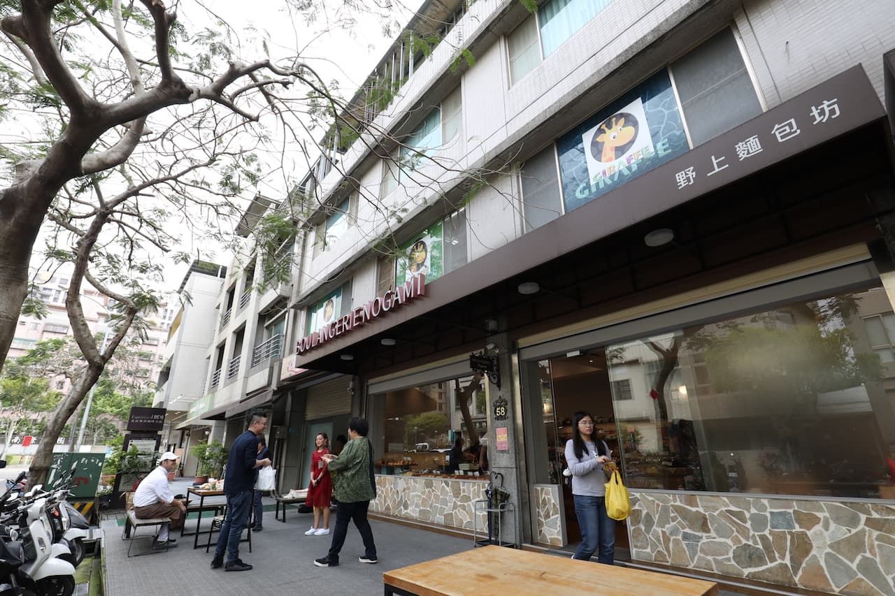 位在桃園市蘆竹區的「野上麵包坊」，每天都有鐵粉客人專程來此選買新鮮麵包。