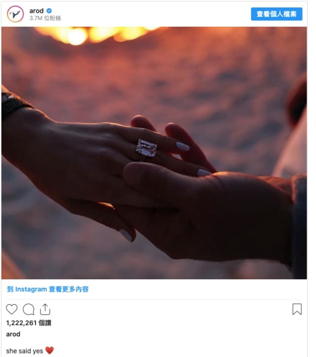 這枚戒指是珍妮佛的未婚夫A-Rod送給她的求婚戒，不是小班當年送給她的，大家不要搞錯喔！（翻攝自A-Rod官方Instagram）