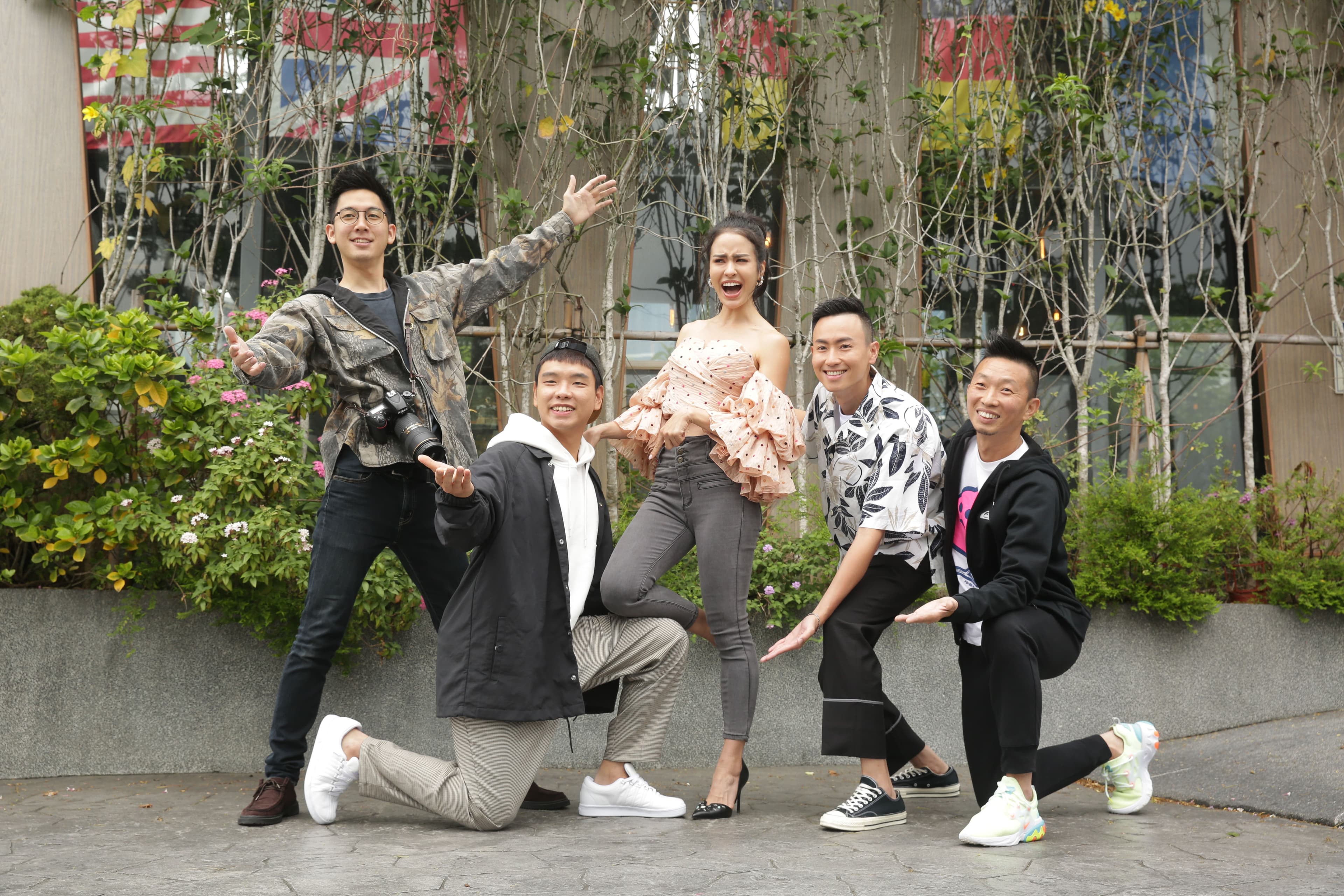 《上山下海過一夜》主持群（左起）小林賢伍、八弟蕭志瑋、艾美、Max、阿傑。
