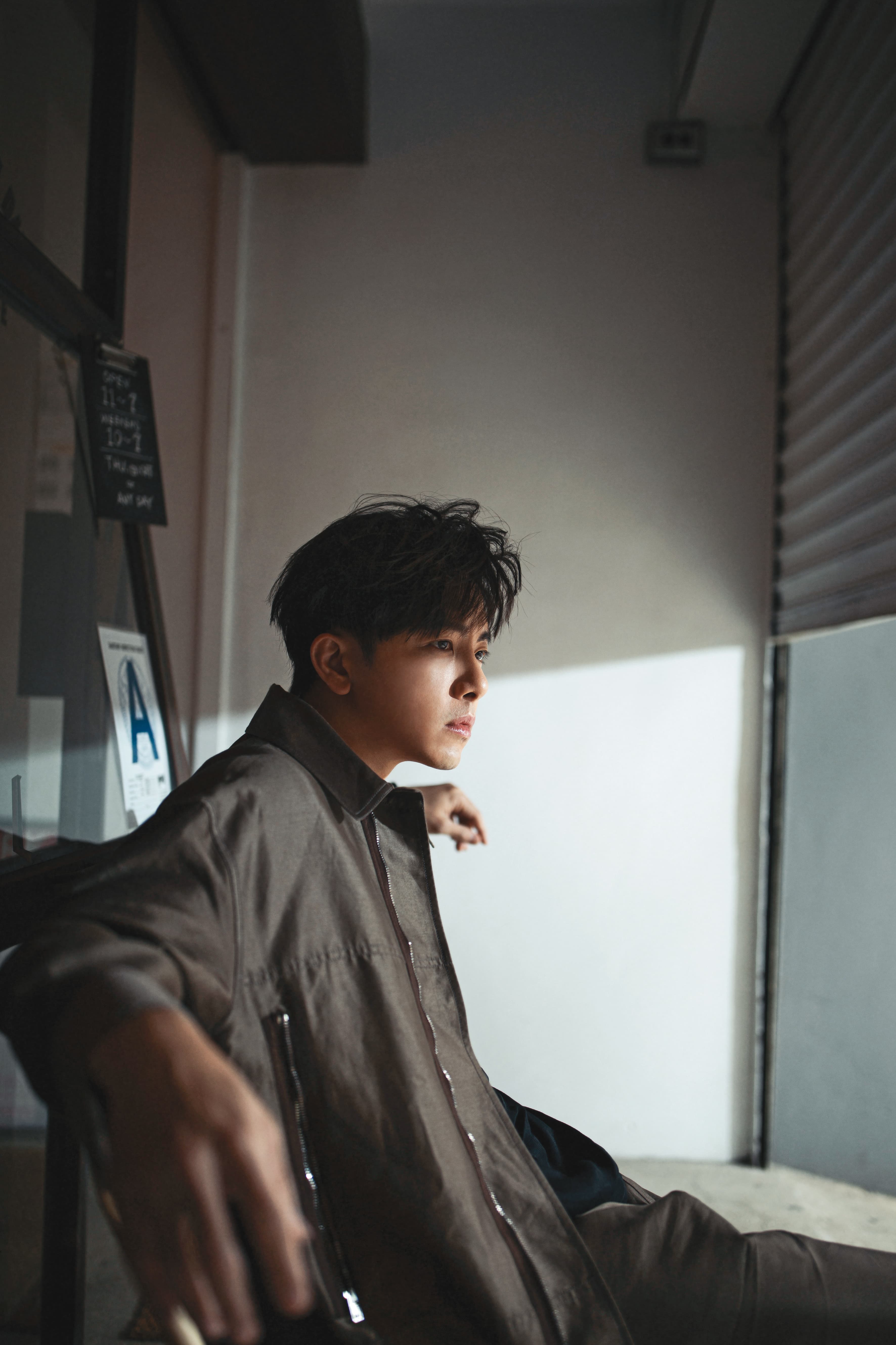 工作時，坤達看似很輕鬆，「經歷也久了，所以藏得比較好。人都會緊張，只是容不容易被看出來。」