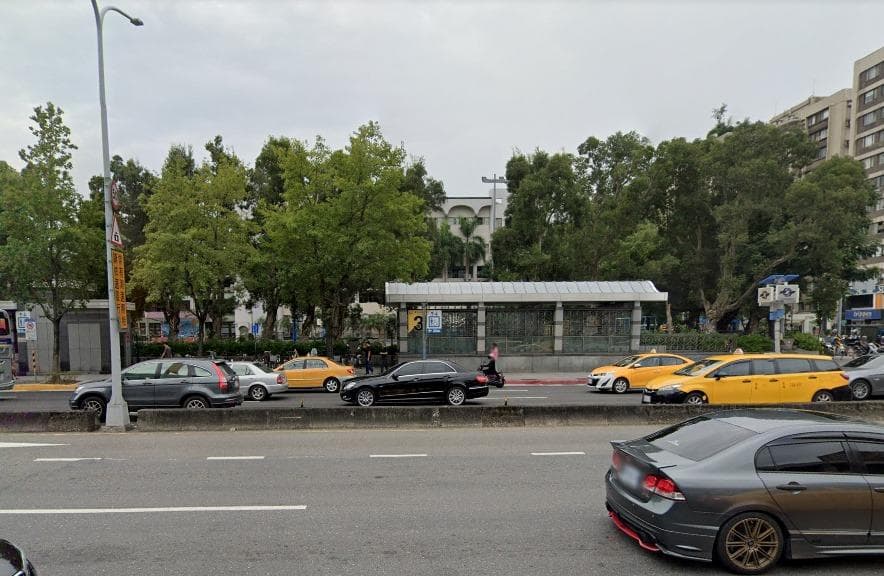 男子開槍的地點為國父紀念館2號出口一帶。（翻攝畫面）