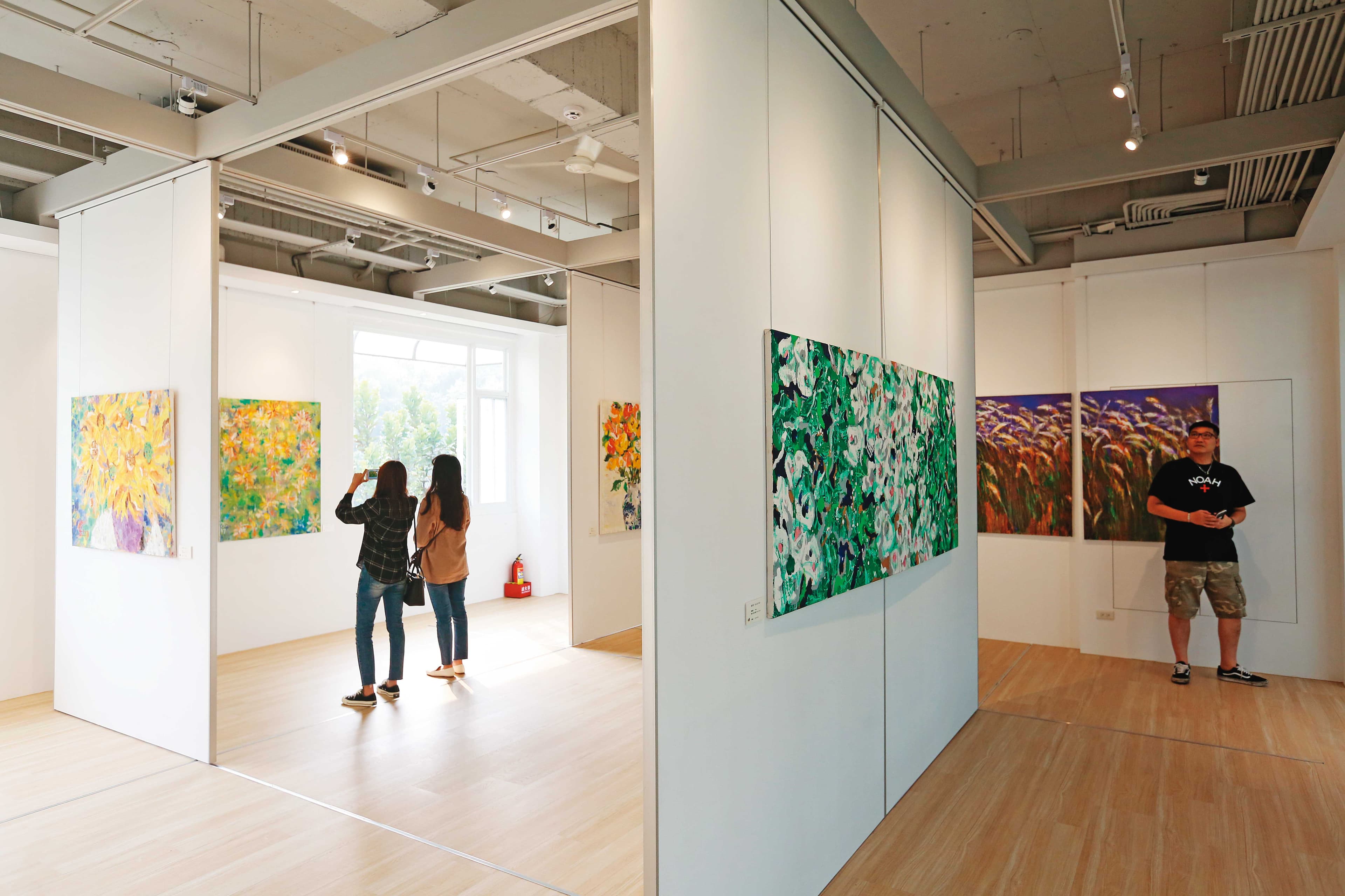 戴勝益平常以花草為主題作畫，美術館展示的二十多幅作品全是他得意之作。