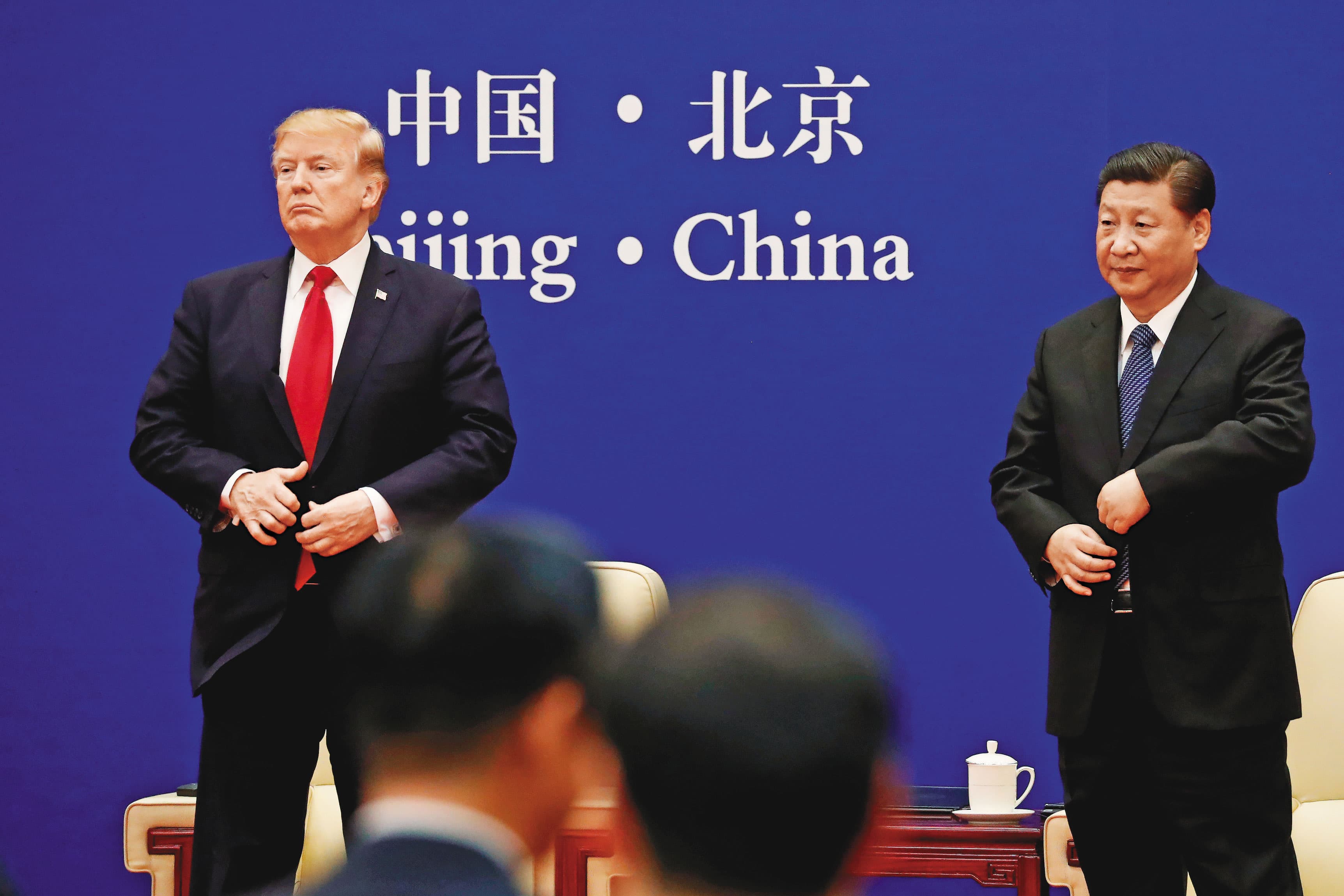 專家表示，除了新冠疫情，今年仍存在許多風險，例如美中貿易戰。圖左為美國總統川普、右為中國主席習近平。（達志影像）