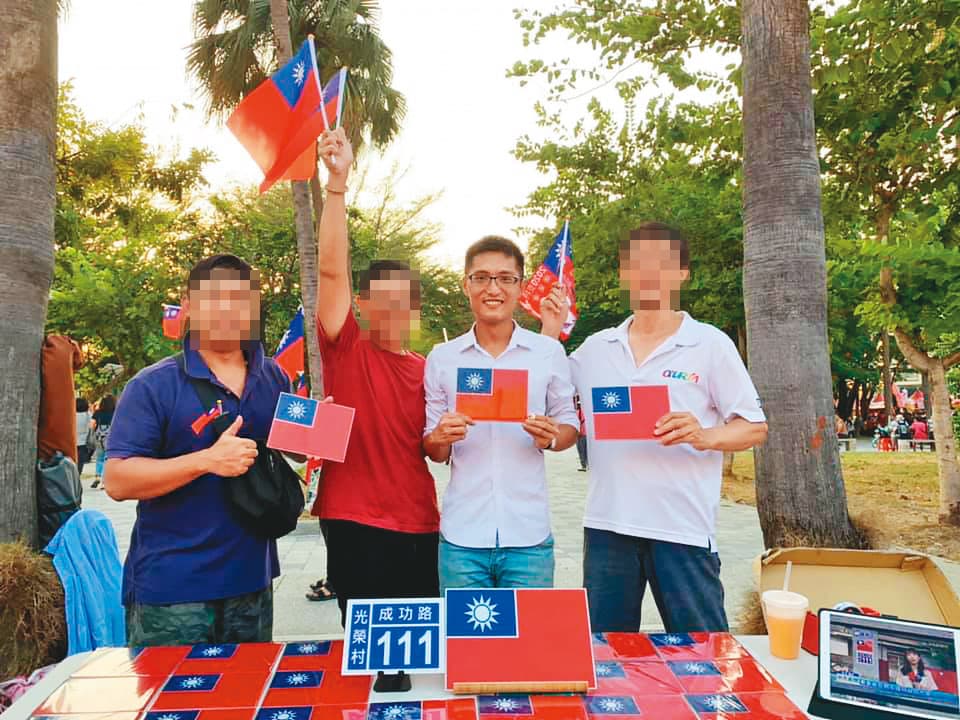 陳品宏（右2）自製微電影引發迴響，影片中的國旗門牌連帶變成熱門商品。（翻攝臉書）