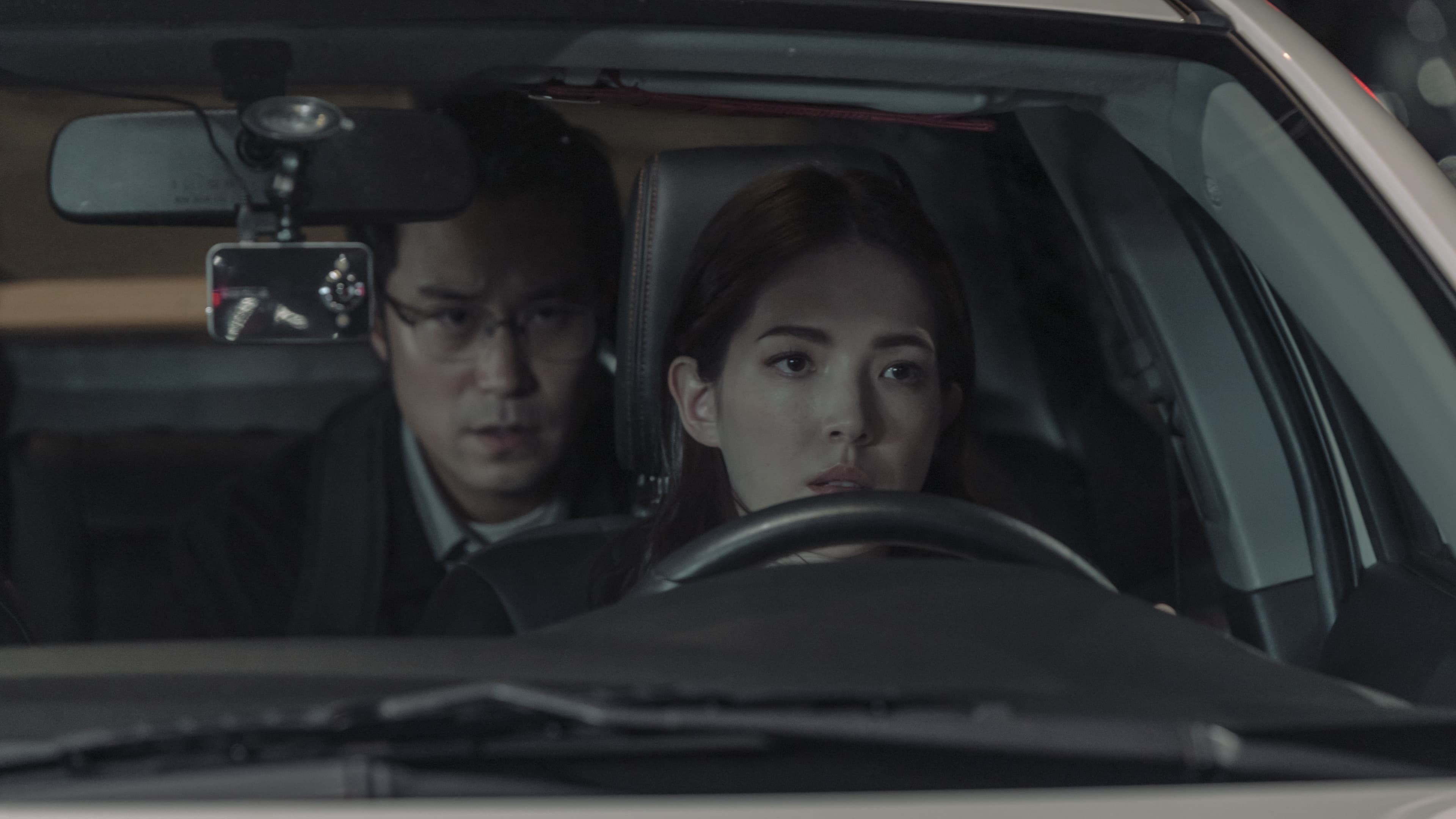 導演透露許瑋甯有蠻多坐在車內的戲，她有時乾脆在等戲時也不下車，一直坐在車內玩手機，或是培養情緒。 （Netflix提供） 