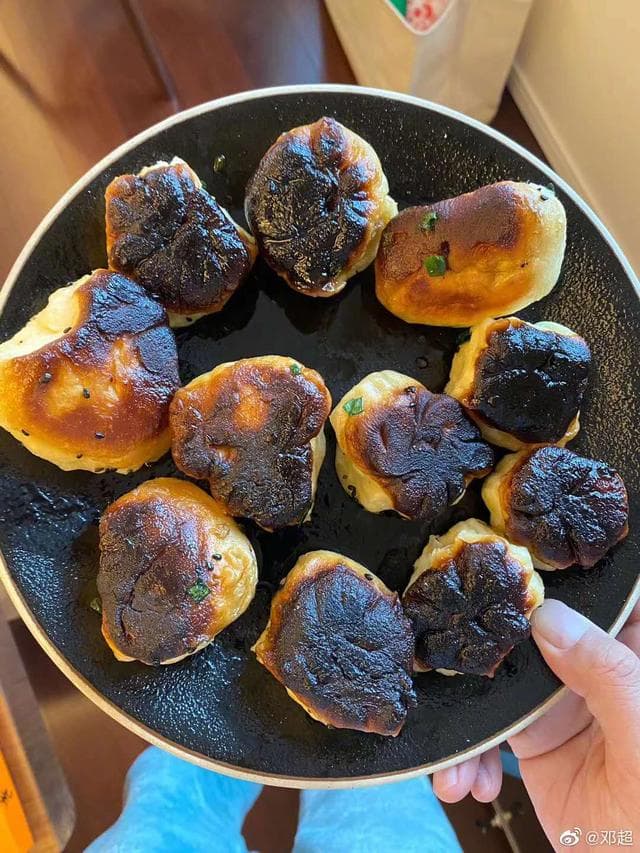 手藝不佳的鄧超為孩子所做的生煎包。（翻攝自鄧超微博）