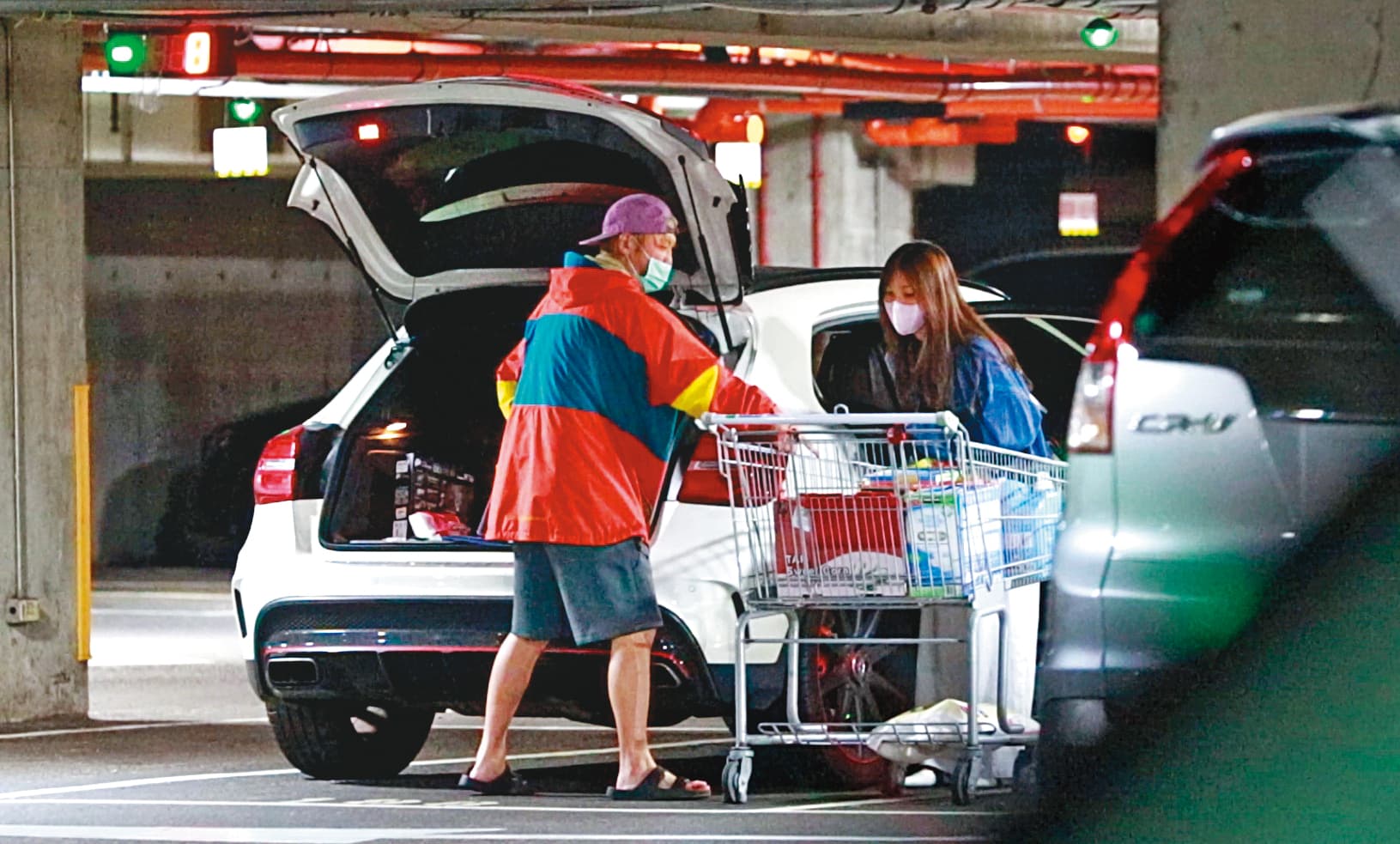 12:39  KID一路把購物車推到自己的白色賓士旁，女友隨後幫忙把東西裝上車。
