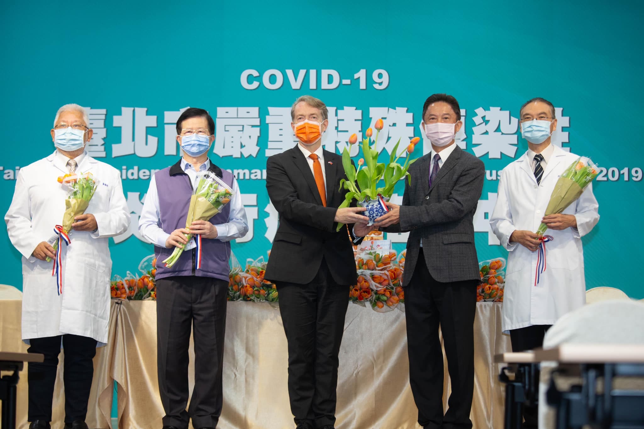 荷蘭代表處準備橘色鬱金香，送往流行疫情指揮中心、指定收治重症患者與部分市轄醫院，以及桃園國際機場等29個單位。（翻攝自NTIO臉書）