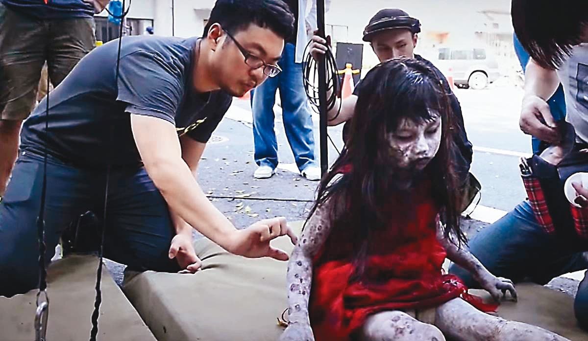 瀚草以恐怖驚悚電影《紅衣小女孩》打出知名度，三部曲製作累積豐富經驗。（翻攝自《紅衣小女孩》幕後花絮）