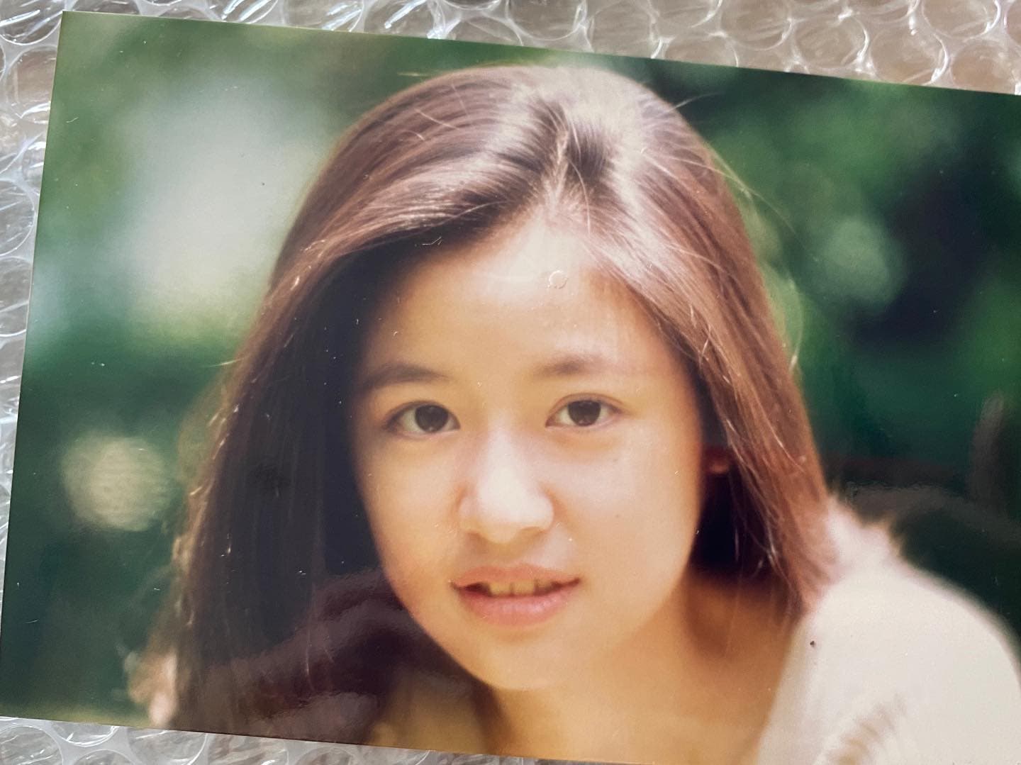 林心如16歲的嫩照頂著旁分髮型，臉上還帶有些許嬰兒肥。（翻攝自Ruby林心如臉書）