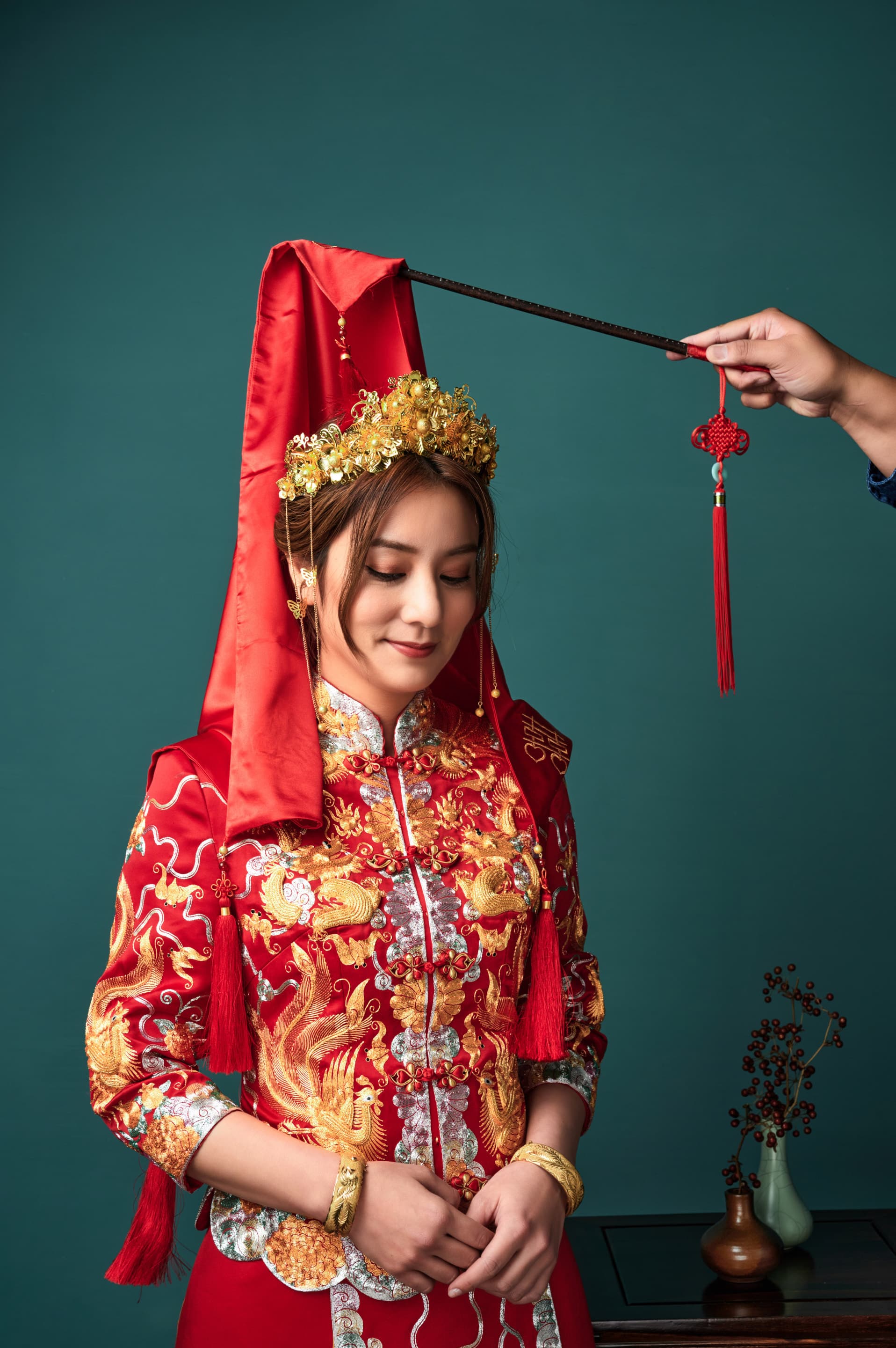 莎莎 在節目《食尚玩家》新企劃中披上鳳冠霞帔走古禮出嫁。（TVBS提供）
