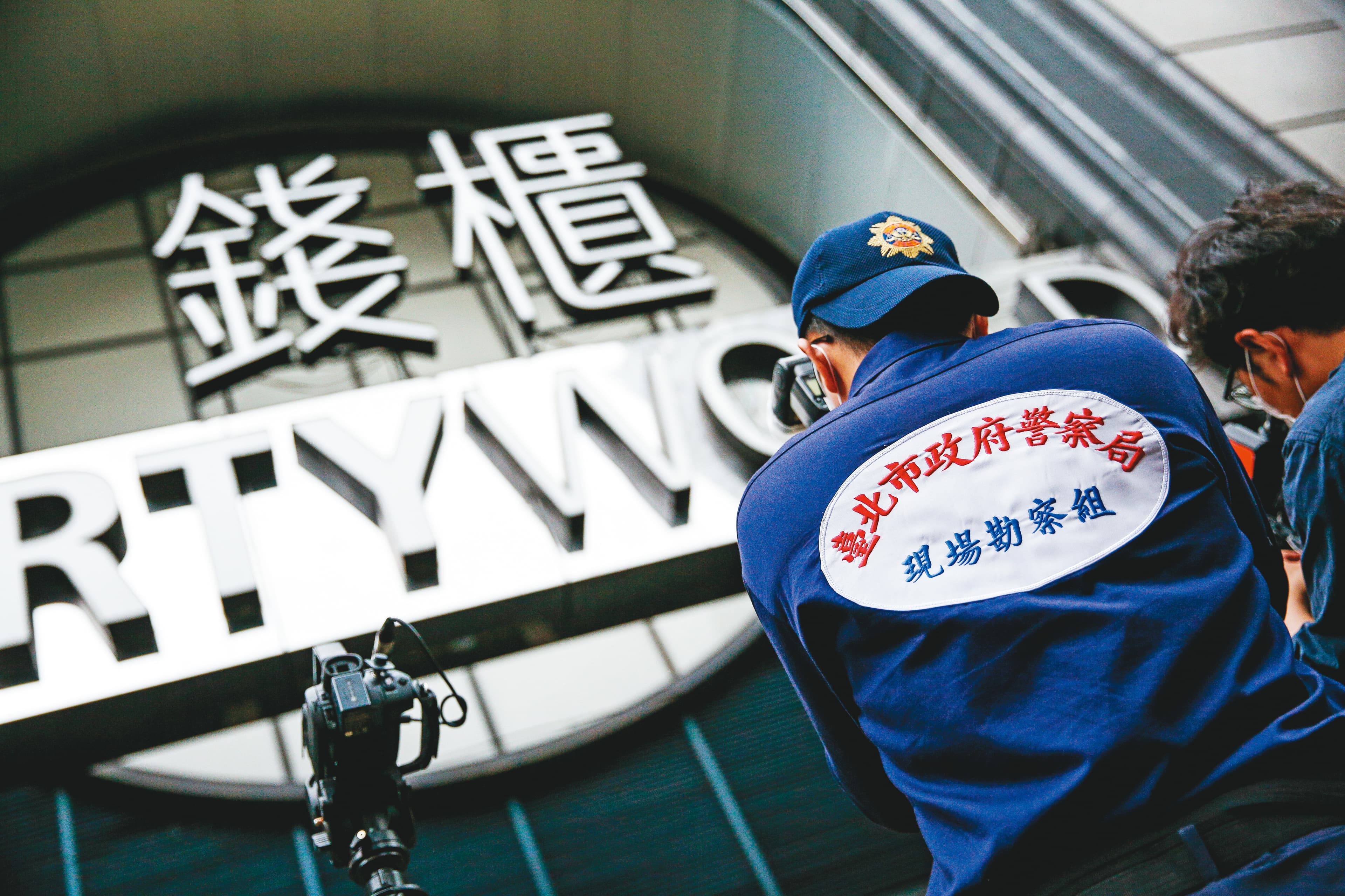 警方27日重回火災現場，展開細部調查。
