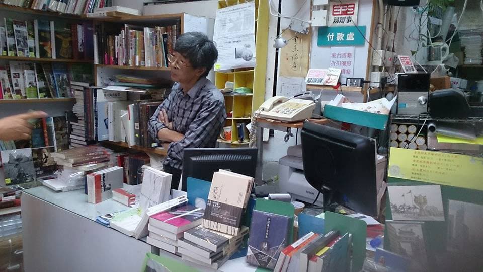 舊時的銅鑼灣書店常有陸客蒞臨買書，林榮基常被委託代為挑書，他說當時與客人交流書籍優缺點，常常一談就是半小時起跳。（翻攝林榮基臉書）