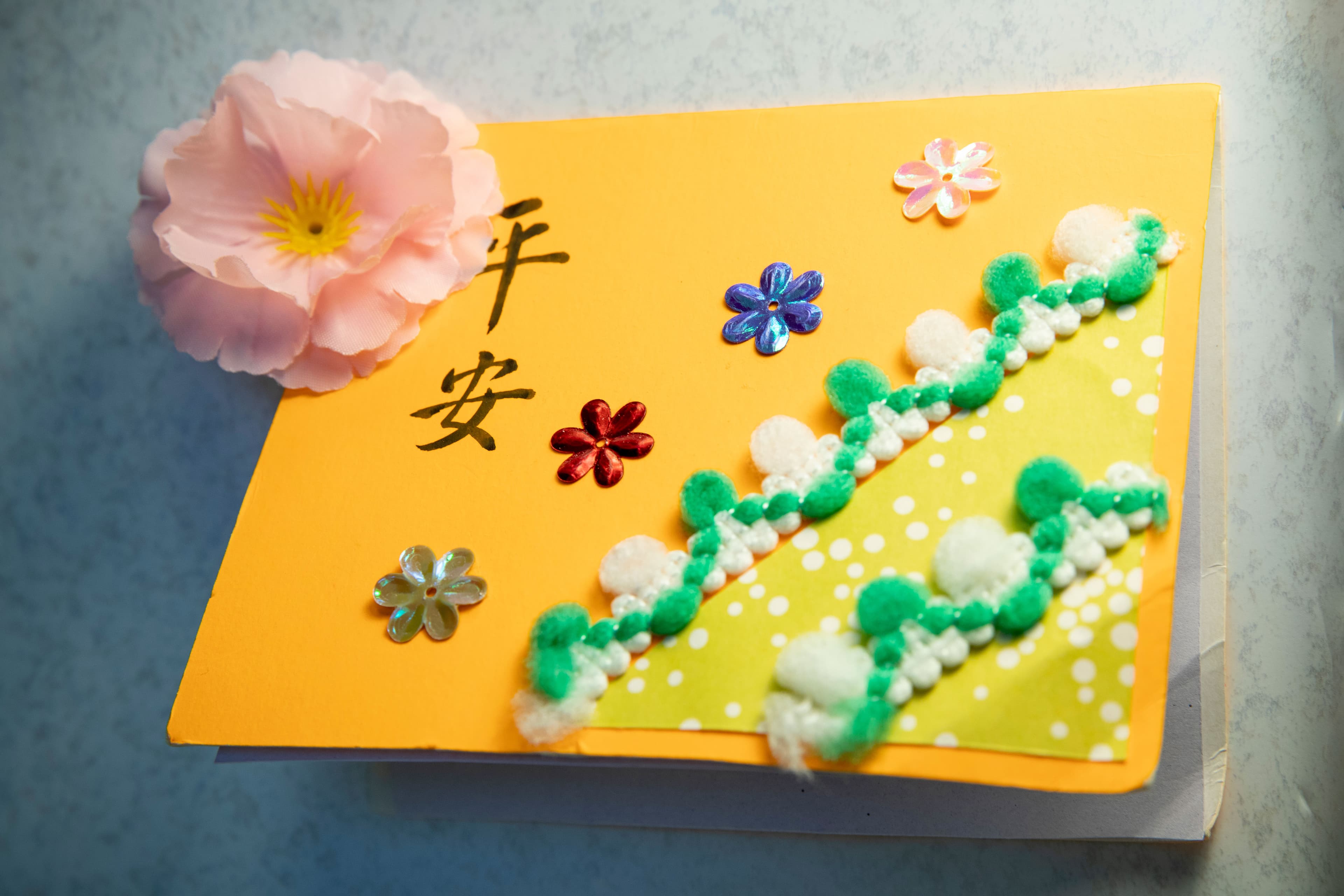 書店牆上貼著平安卡，打開是一段約翰福音：「我留下平安給你們，我將我的平安賜給你們，我所賜的，不像世人所賜的，你們心裡不要憂愁，也不要膽怯。」