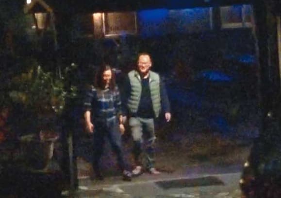 2020/04/16 22：16，董德堉（右）與凌婉真（左）一起泡完湯後，笑著走出烏來的溫泉會館。
