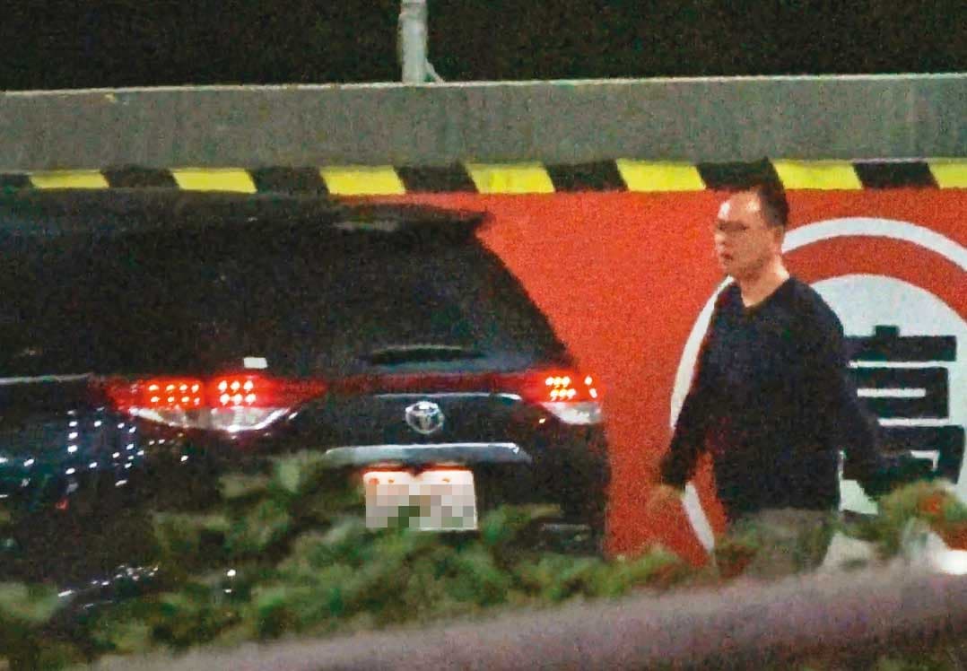 2020/04/17 19：47，董德堉（圖）載凌回台中，路經加油站，董下車上廁所。