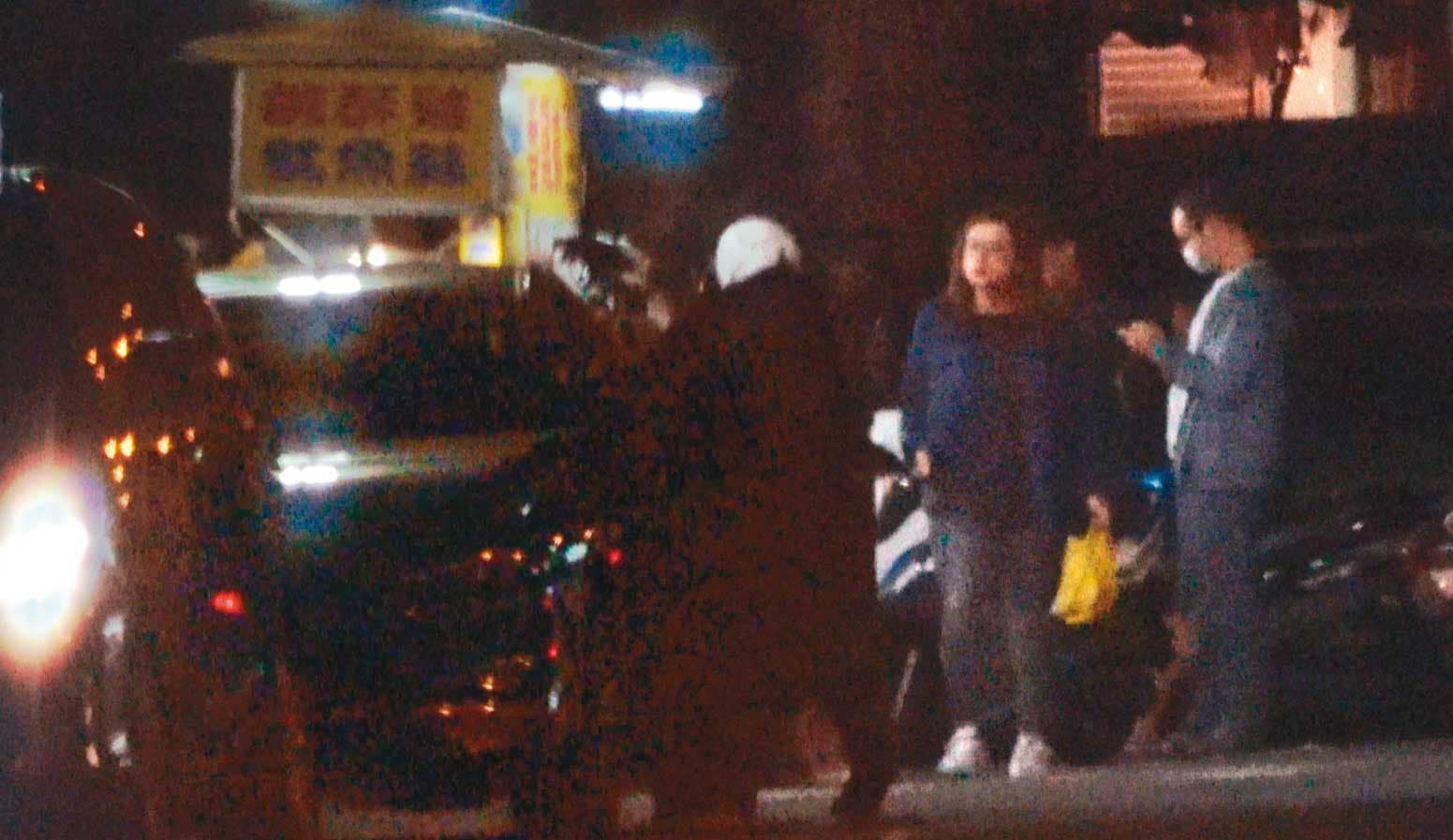 2020/04/17 22：09，抵達台中後，董開車停在路邊攤前，凌買完消夜後上車。