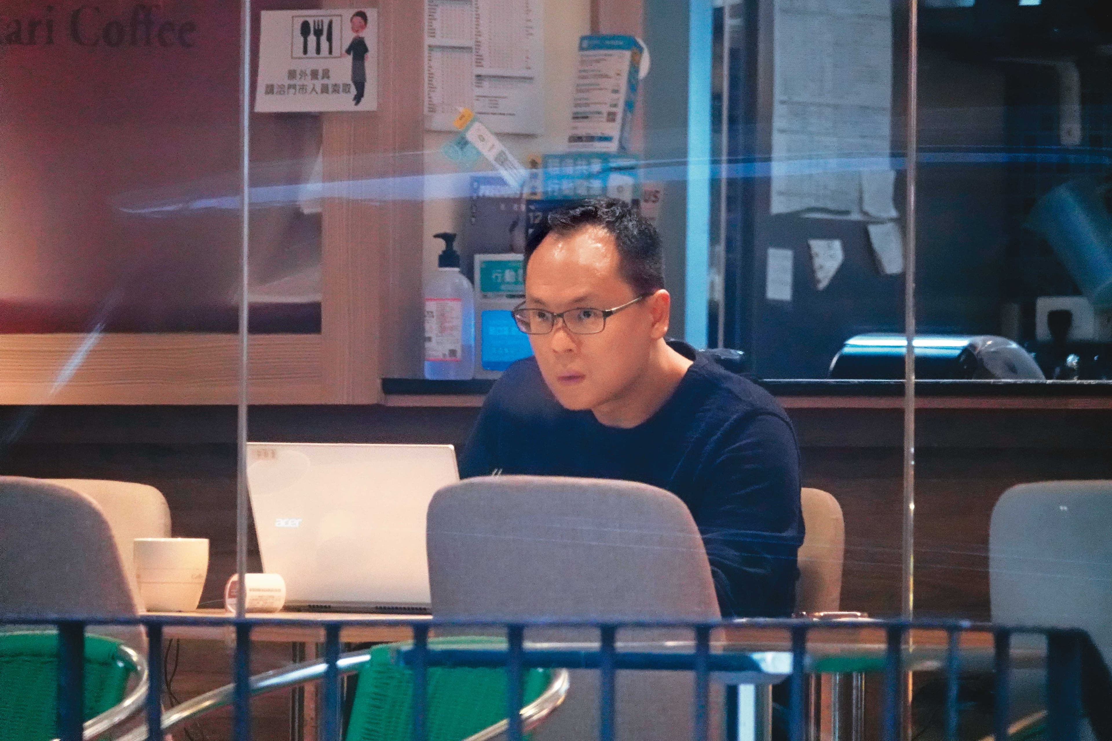 董德堉（圖）在台北市政府附近的咖啡廳打筆電，順便等凌下班。