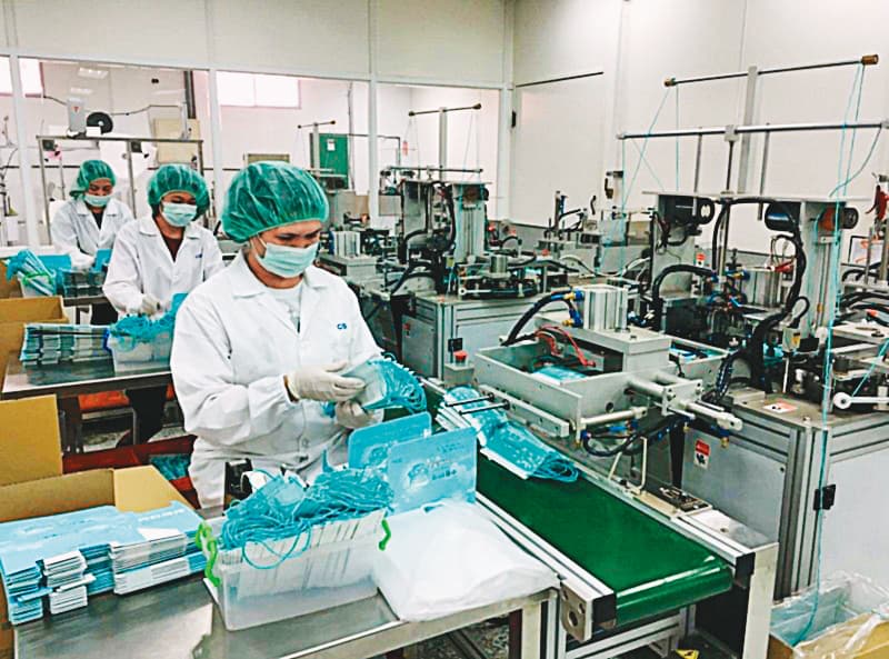 中衛是國內知名口罩大廠，曾與藝人謝金燕合作推出口罩歌曲，引領時尚風潮，加入國家隊後，每天可生產90萬片口罩，共同守護國人健康。（中衛提供）