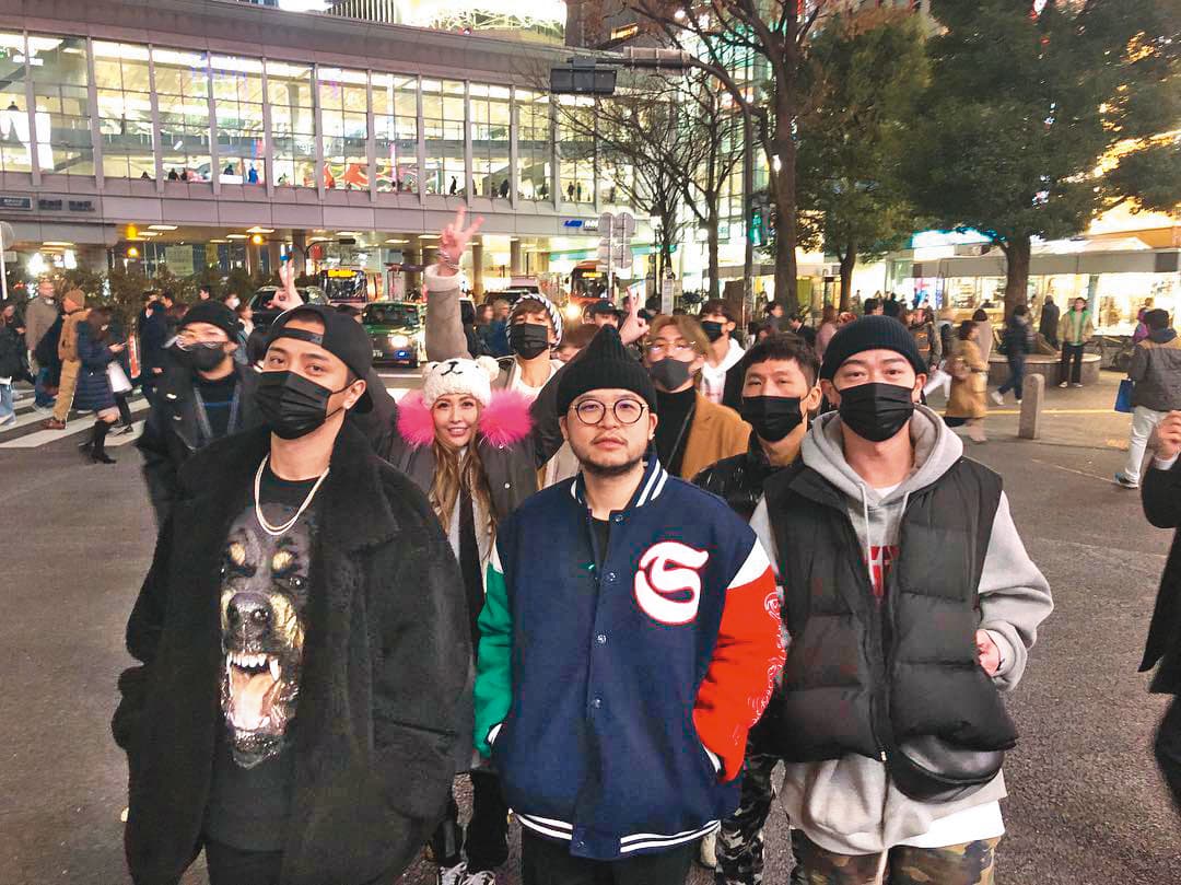 網友們翻出愷樂是比周揚青更早的「豬女郎」，她也很融入小豬的「Party Boys」裡，還傳跟裡頭的山姆交往。