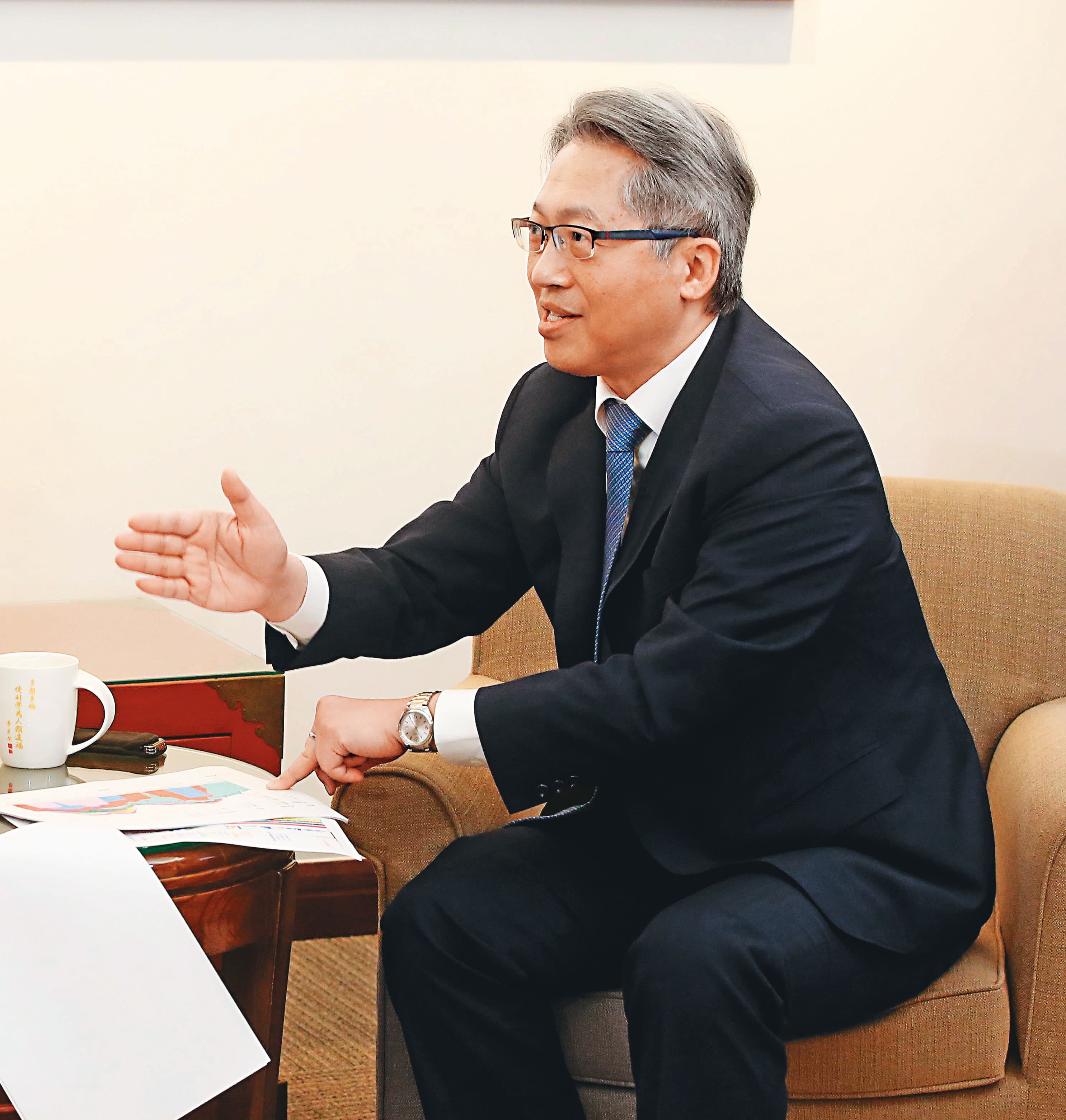 廖俊智拿出與院內統計所合作的最新研究圖表向本刊記者解說，必須持續掌握、分析病毒演化的趨勢，才能對症下藥。