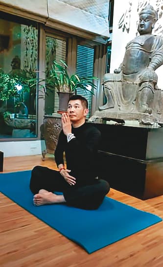 陳國恩先前在私宅開設講經課，且家中裝潢也多是古董文物，讓學員誤認他是古董收藏專家。（翻攝YouTube）
