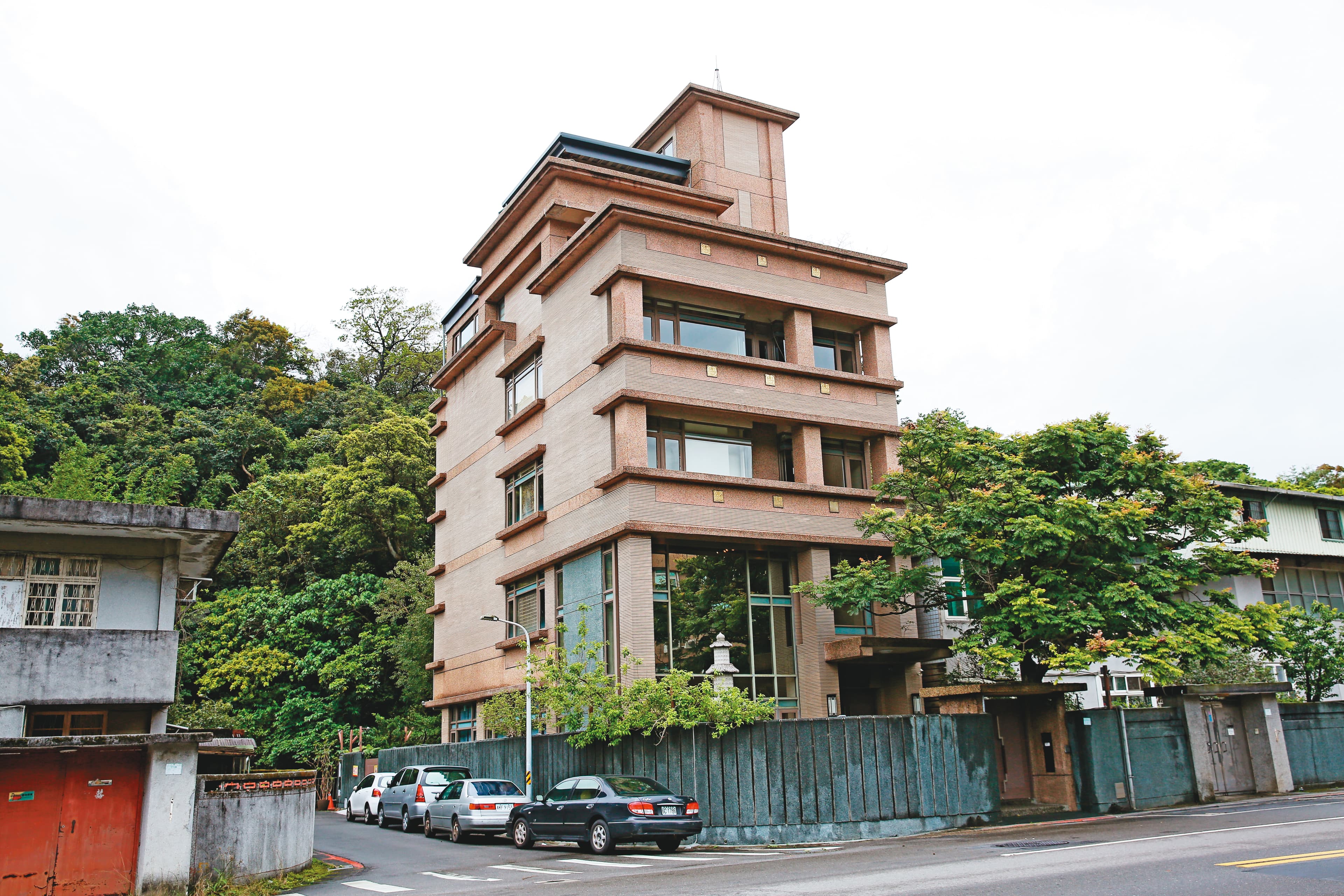 陳國恩位於北市內湖區的5層樓高獨棟豪宅，價值上億元，在爆發涉嫌詐欺後，突然脫手售出。