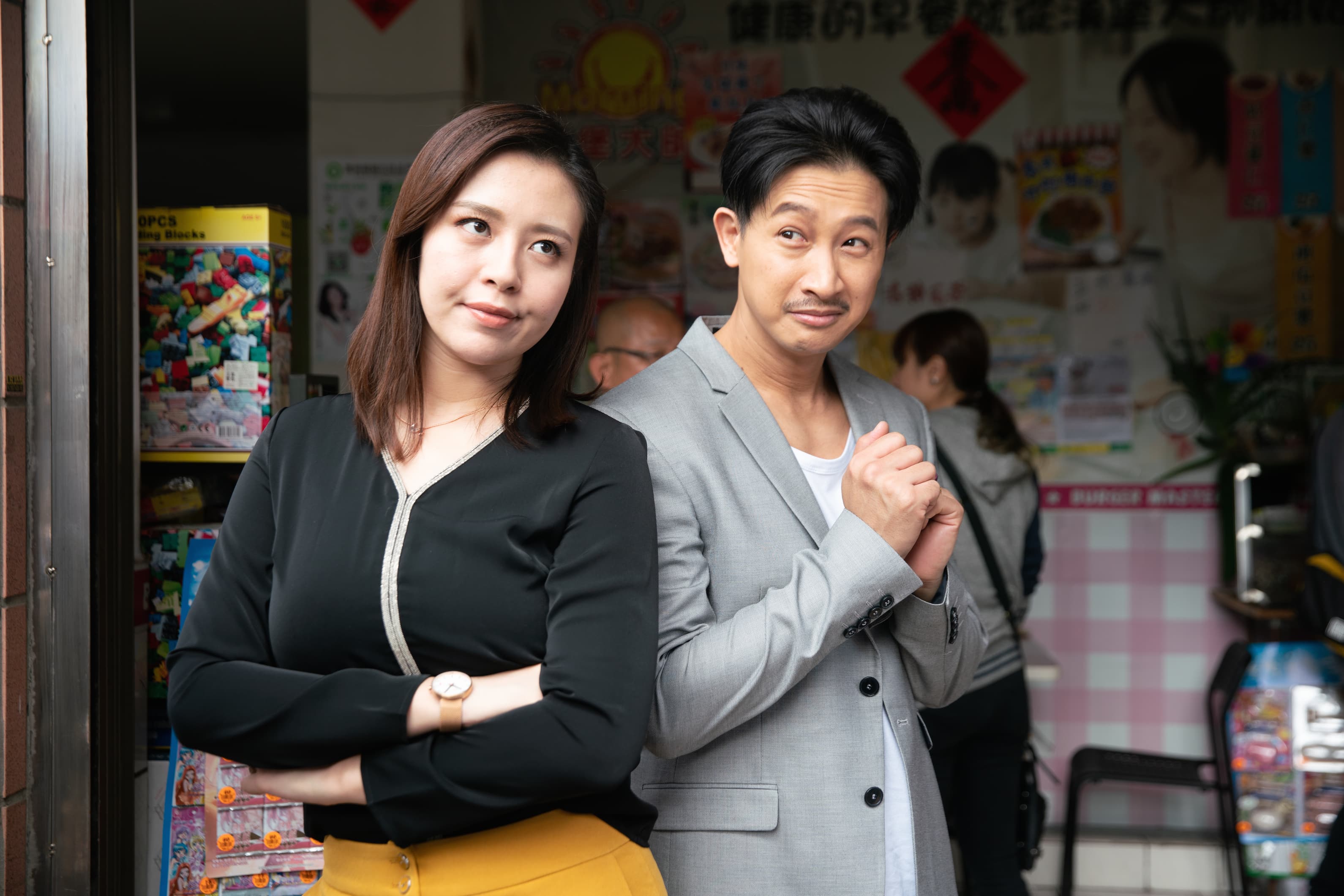 Darren與劉品言在《我的婆婆》中飾演一對「大老婆小老公」的逗趣夫妻。（公視提供）