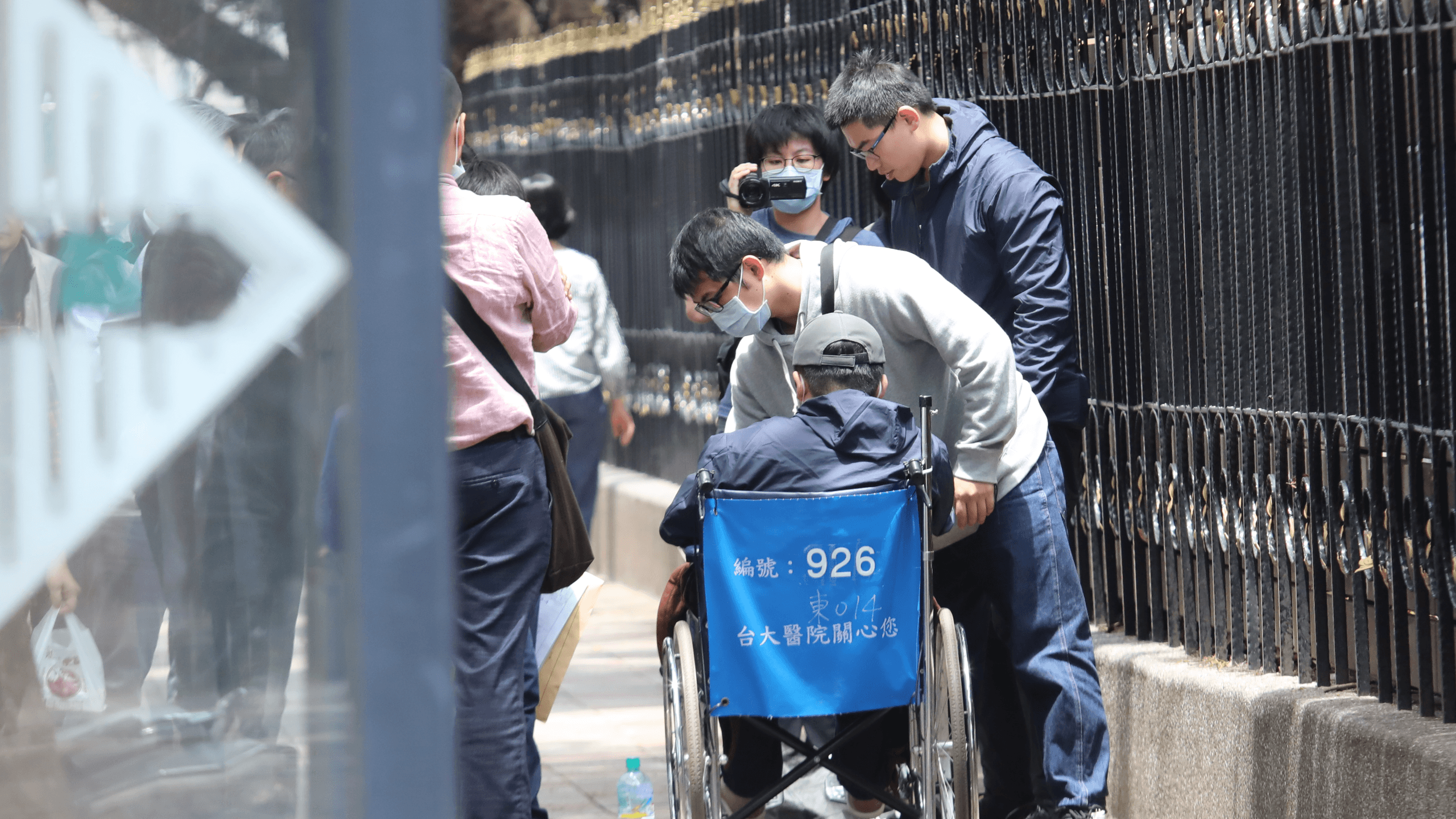 1名調查官出現，要求黃琪配合，原來是檢調要逮人了。
