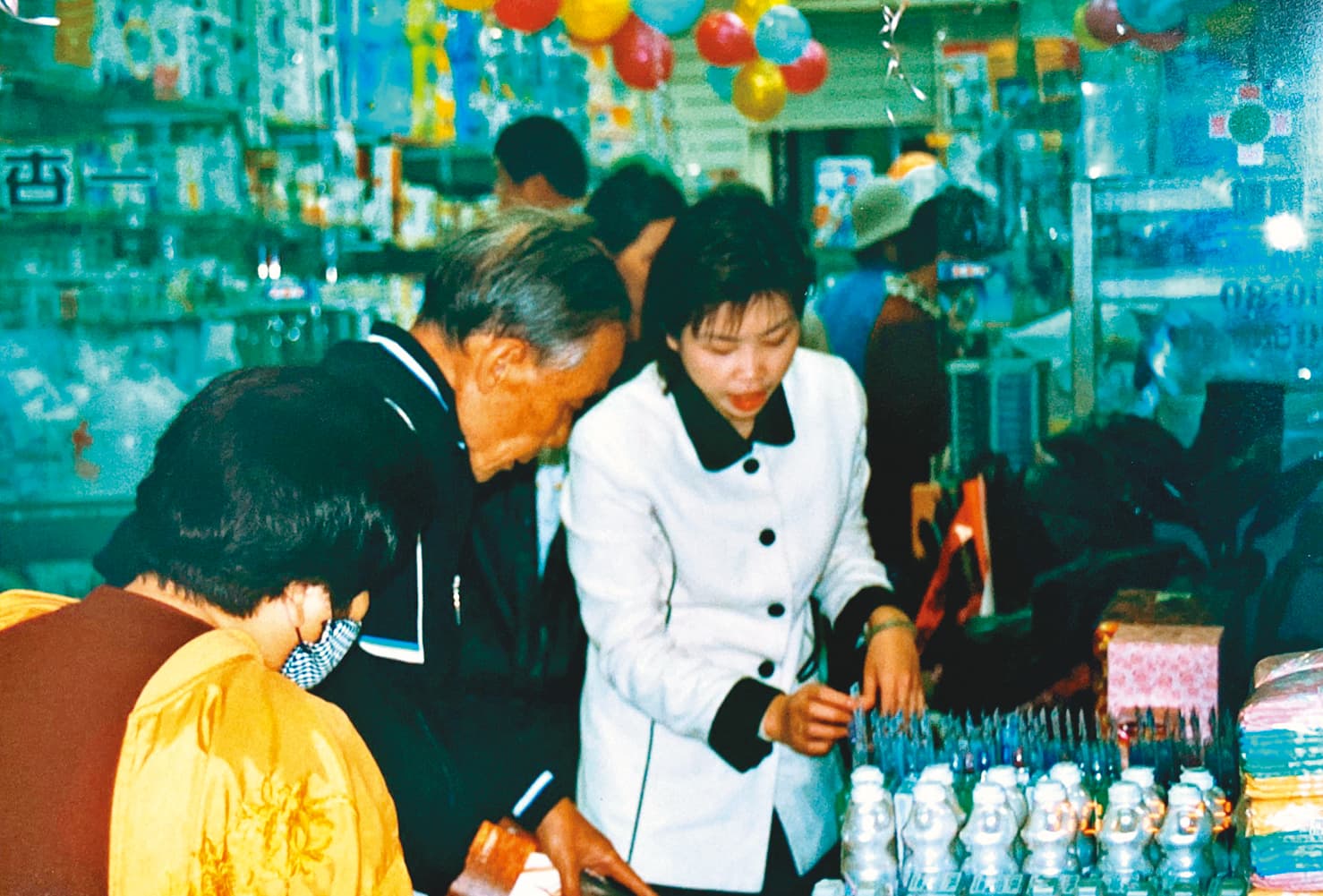 創業初期，陳麗如一人包辦採購、店員、送貨，凡事親力親為。（杏一提供）