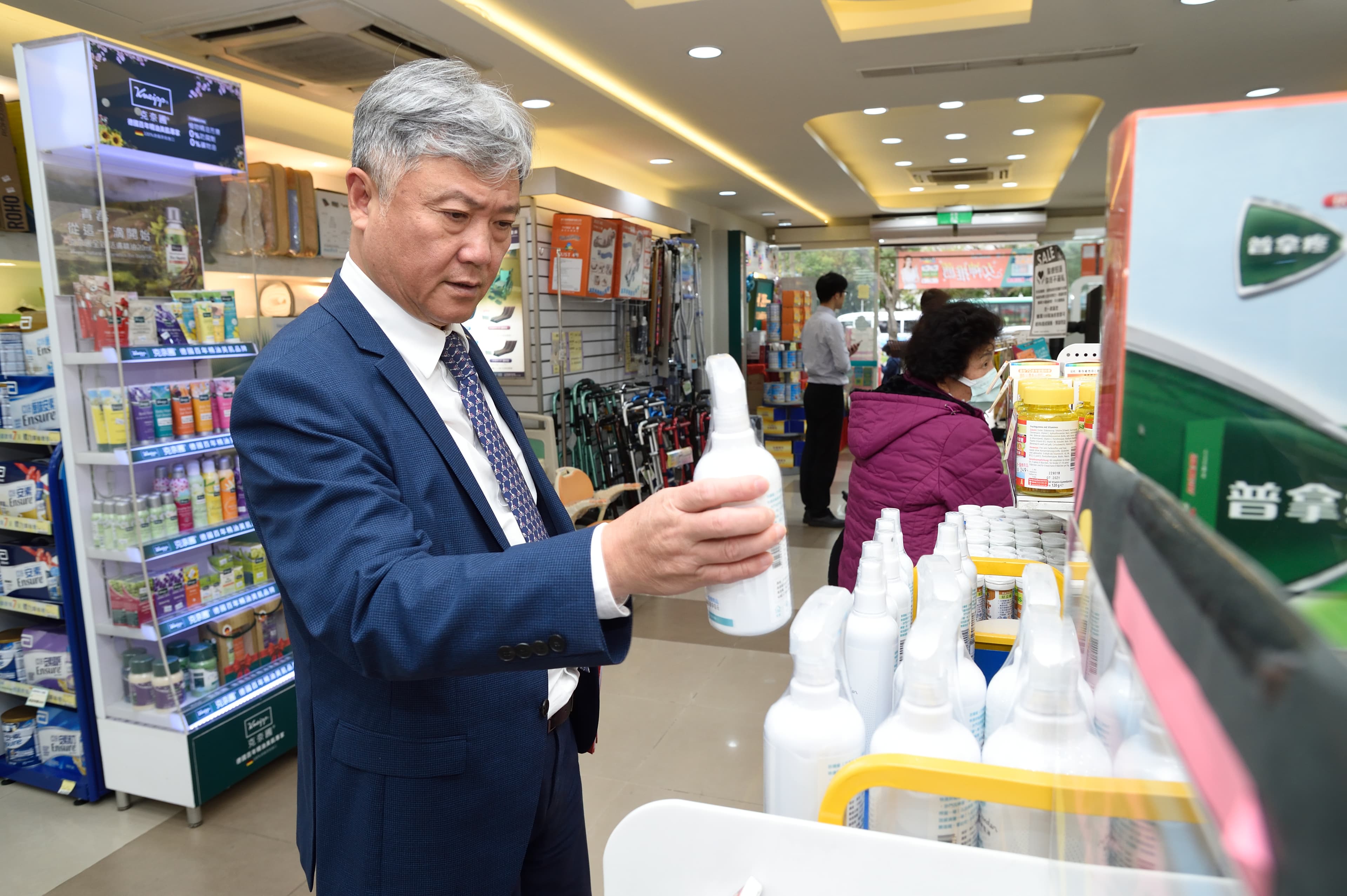 武漢肺炎疫情持續延燒，總經理蔡德忠持續加強門市防疫商品備貨量。