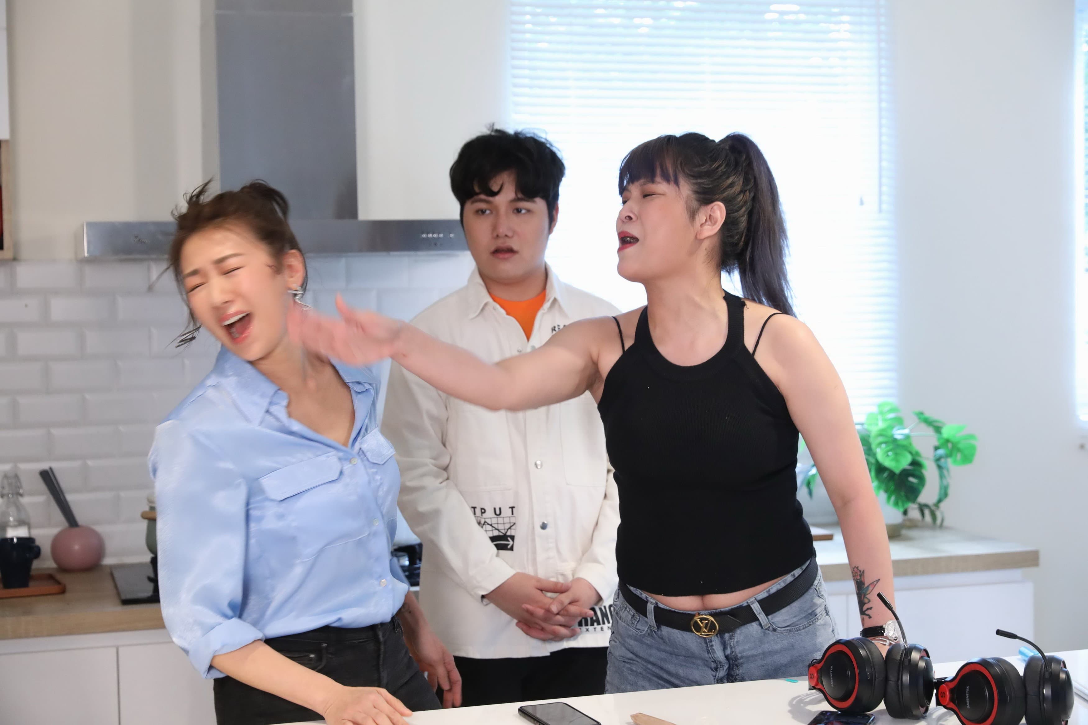 丟丟妹說要讓姐重溫舊夢，秒間霸氣甩耳光，讓連靜雯幾無招架得差點仆倒。（友恆國際）