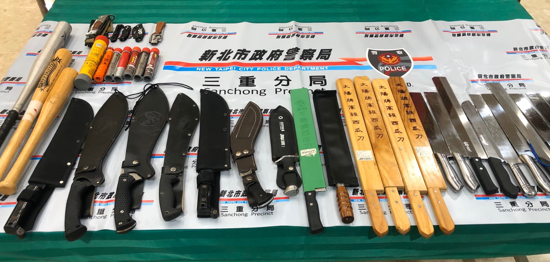 警方在葉嫌堂口搜出大批刀、棍、信號彈及本票等贓證物。（翻攝畫面）