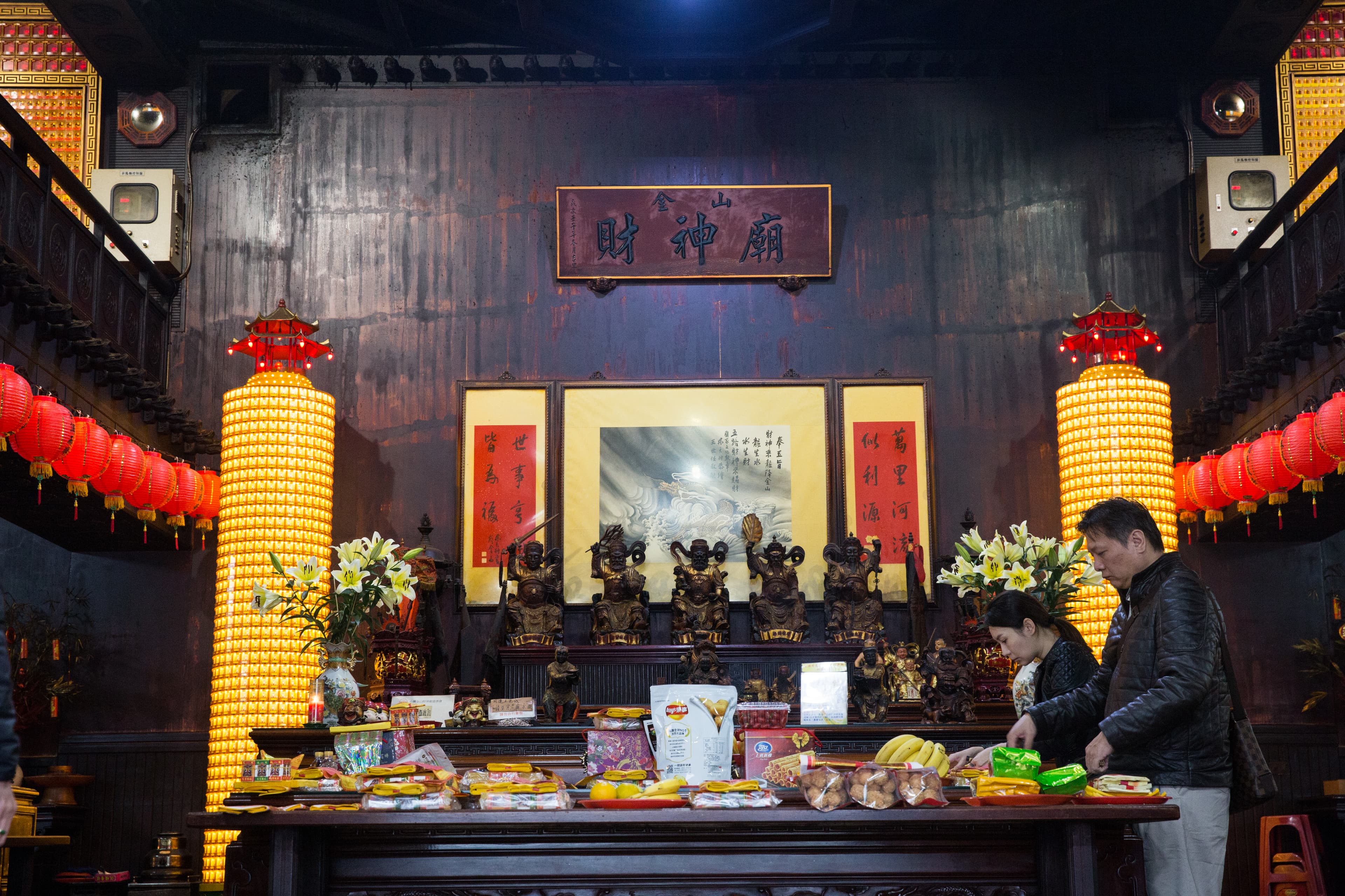 到寺廟點光明燈或安太歲，不能視為是捐贈性質。