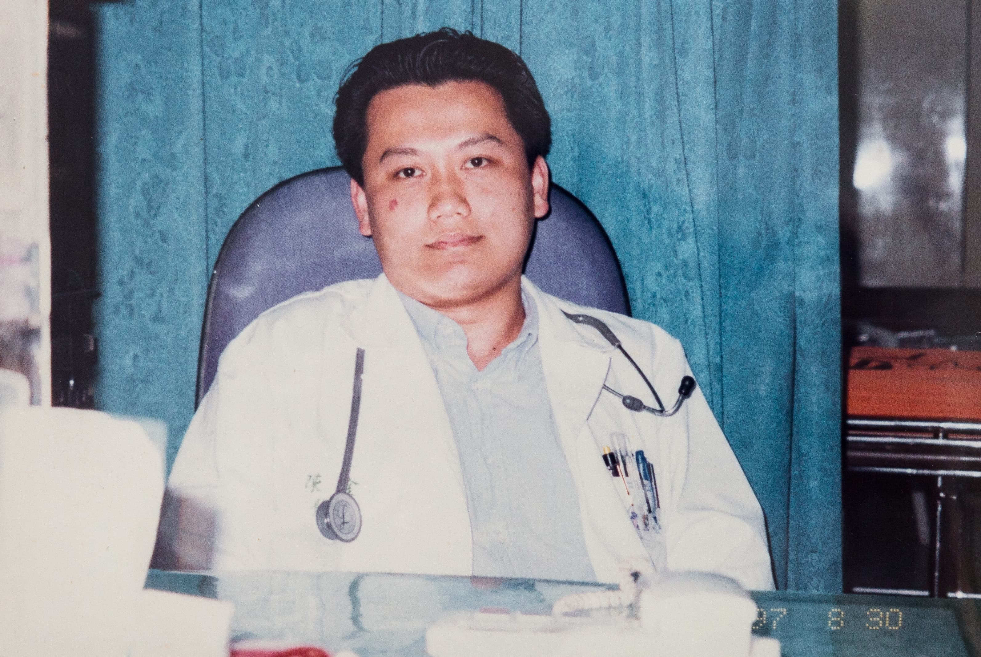 1998年陳志金於台大醫院擔任實習醫師（陳志金提供）