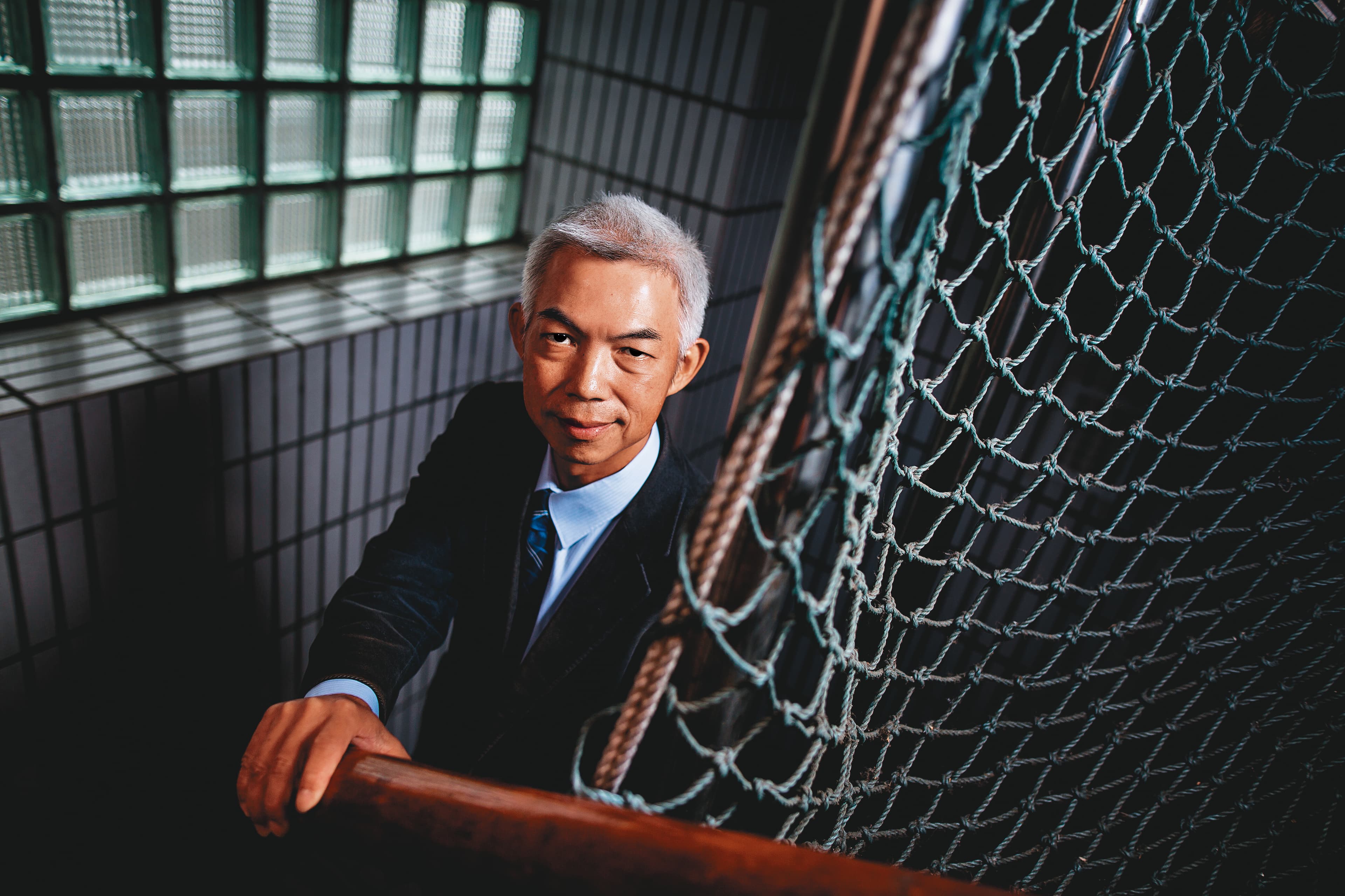 尤伯祥個性直率，他笑說，剛出道當律師半年時，就在法庭上跟法官大吵。那年代少有律師敢當庭嗆法官。