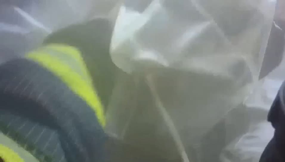 高嘉懋將自己所剩不多氧氣用共生面罩與受困者共用等待救援。（翻攝畫面）