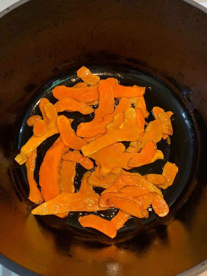 薑黃片要煎到發出香味。