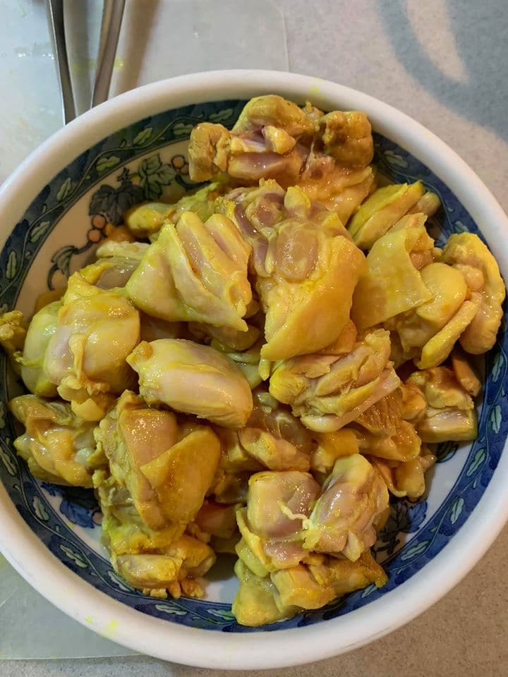 將染上微黃的雞塊取出放旁邊備用。