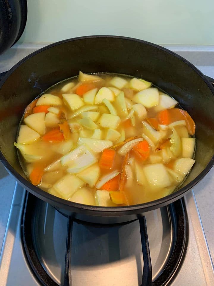 炒到蔬果略熟便加水蓋過蔬菜。