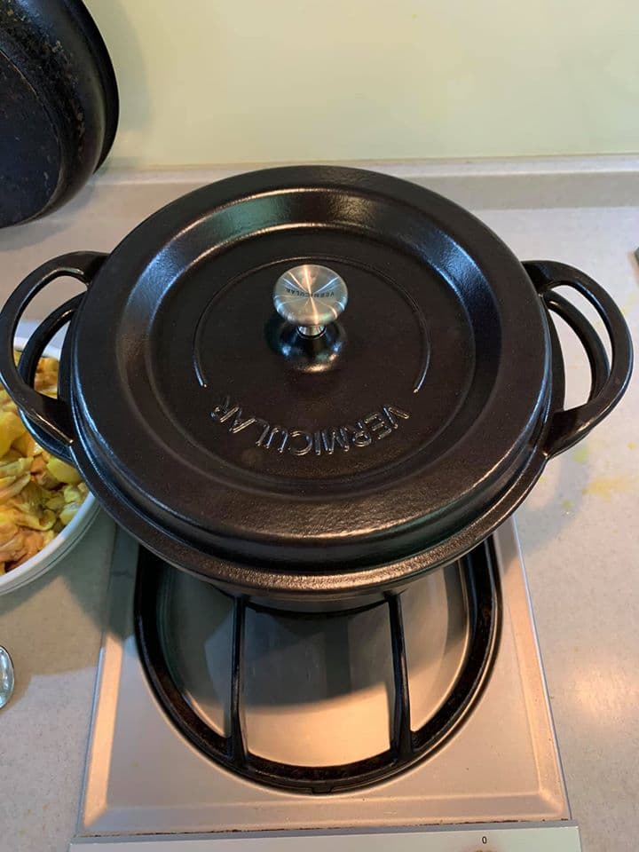 蓋鍋燉煮，您可以看到雞肉不在鍋內。