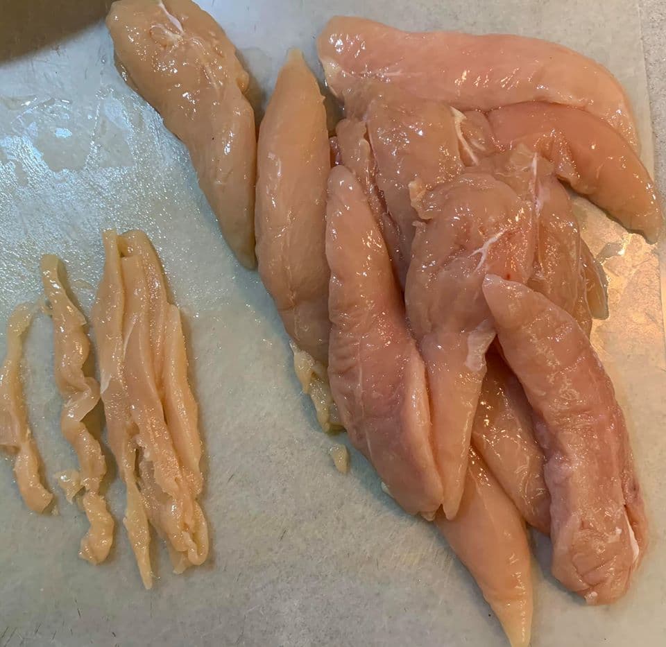 雞里肌肉要去筋，切粒。