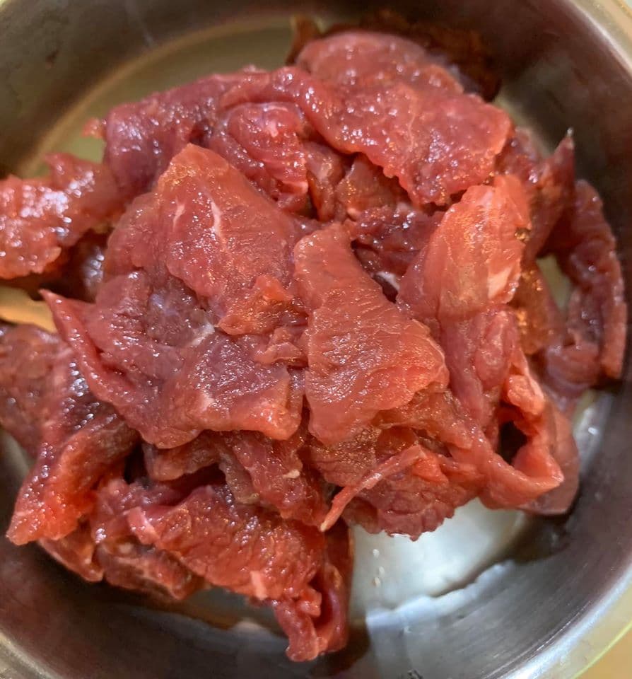 牛肉也是這樣切粒處理。