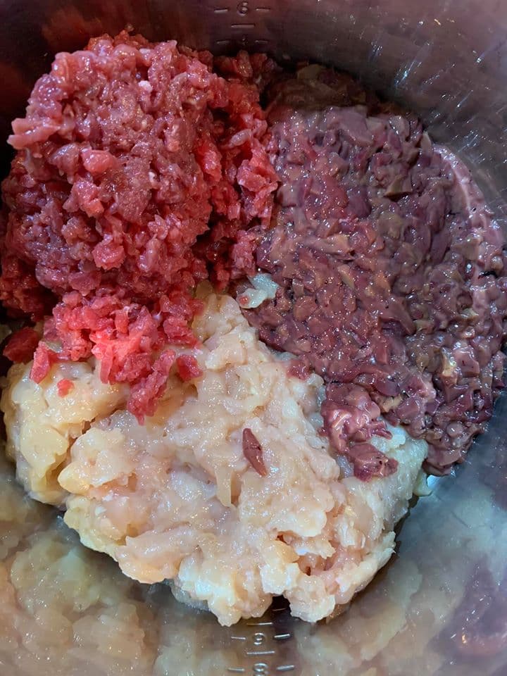 雞肉、牛肉都要自己動手切粒，不要買現成的絞肉，口感完全不同。