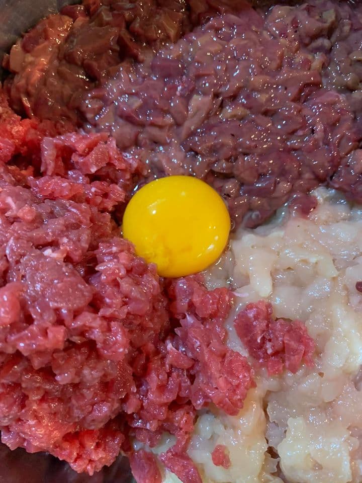 蛋黃能產生黏著作用，讓肉的口感滑嫩。