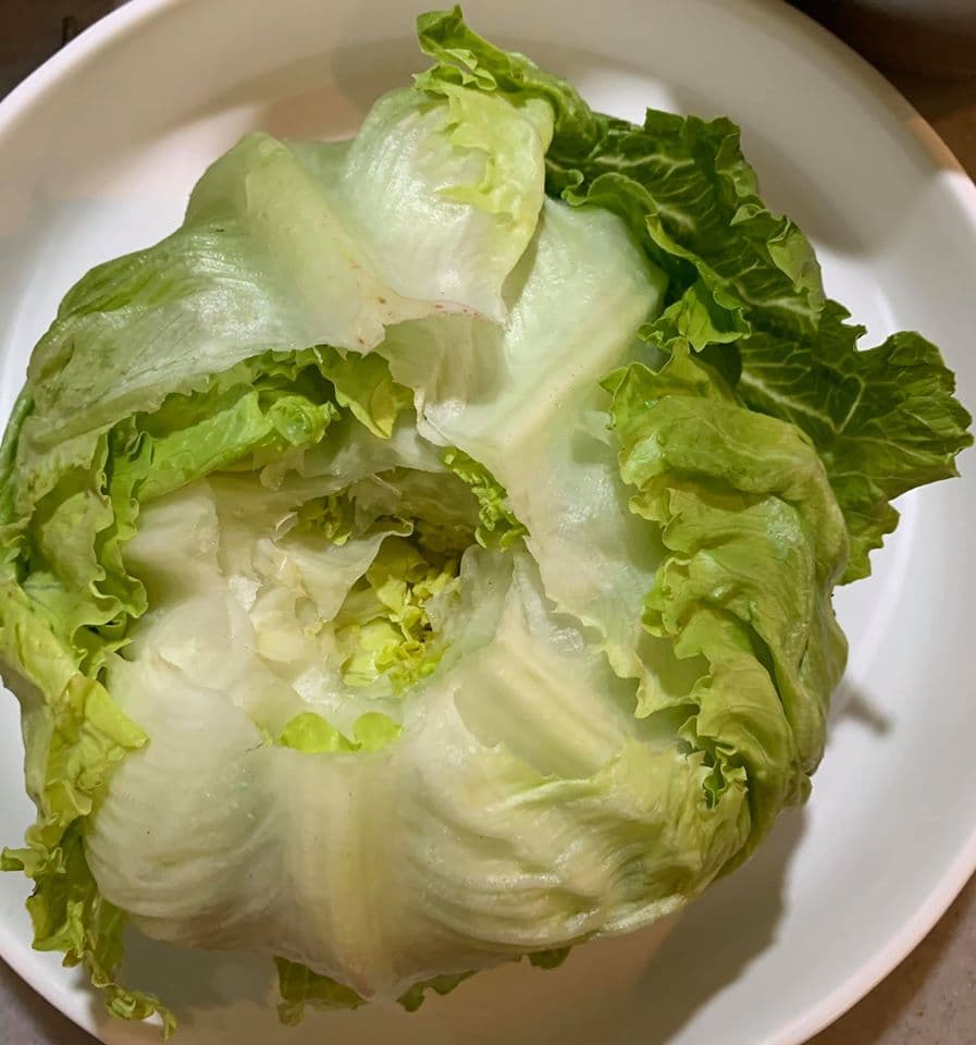 將美生菜的蒂挖掉。