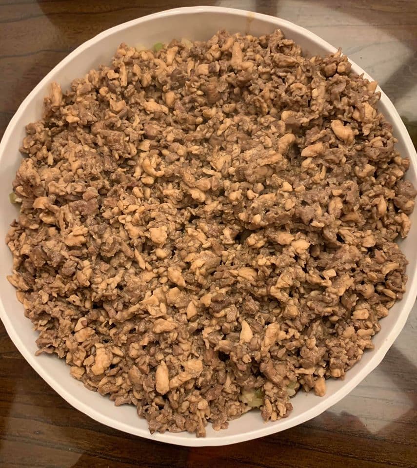 將炒到粒粒分明的鴿鬆鋪到蔬菜上。