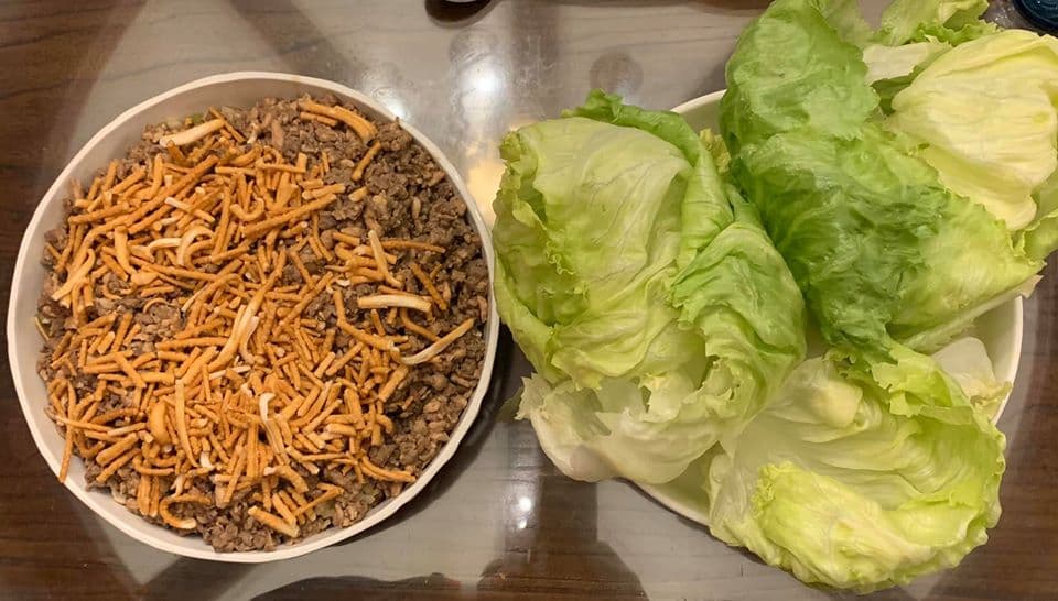 鋪上掰碎的饊子，就可以從底部挖一大匙起來，包生菜一起吃了。